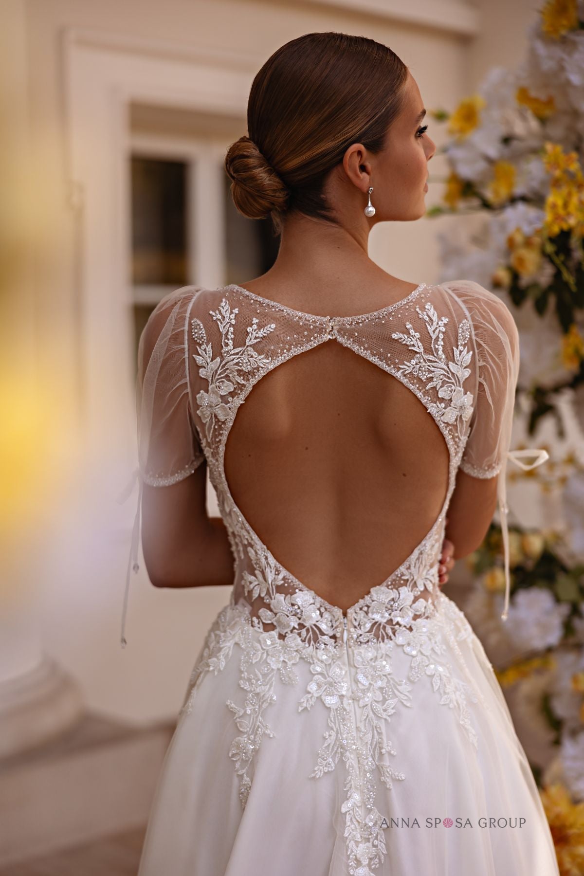 Anna Sposa Nesta Brautkleid – Elfenbeinfarbenes A-Linien-Spitzenkleid mit kurzen Ärmeln und V-Ausschnitt