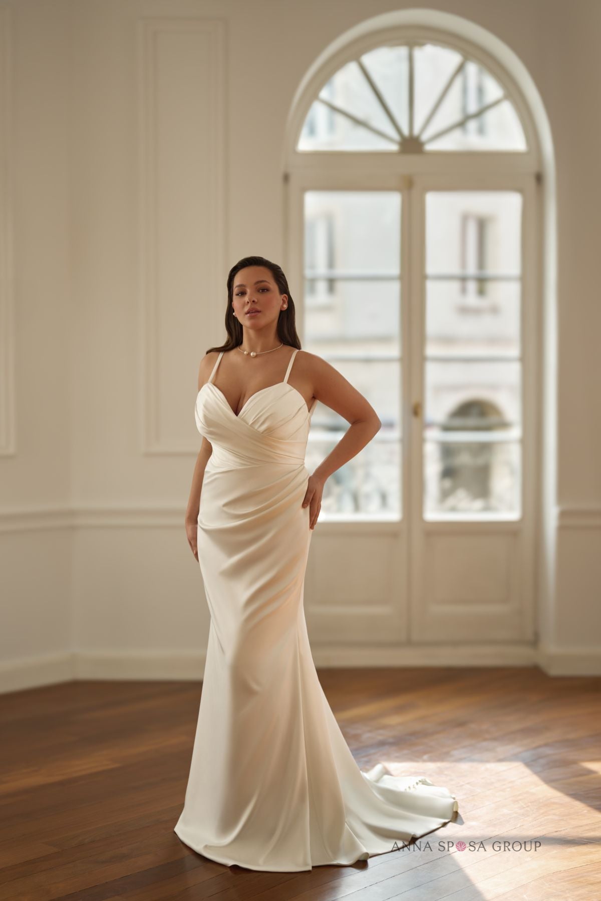 Robe de mariée Anna Sposa Nishane – Coupe sirène minimaliste en satin ivoire brillant