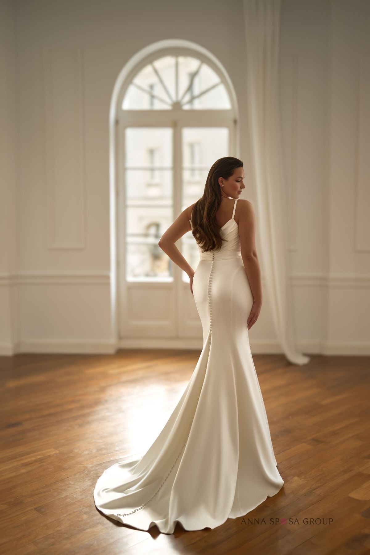 Robe de mariée Anna Sposa Nishane – Coupe sirène minimaliste en satin ivoire brillant