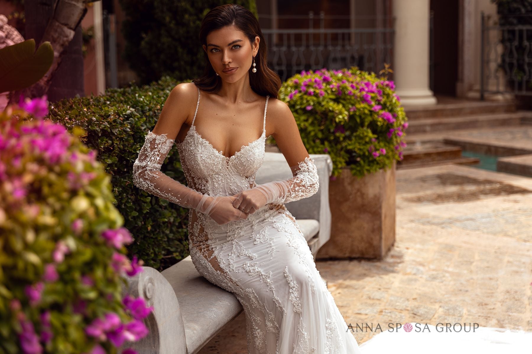 Anna Sposa Palma Brautkleid – Elfenbeinfarbenes Meerjungfrauenkleid aus bestickter Spitze mit langen Handschuhen und einer spektakulären Schleppe