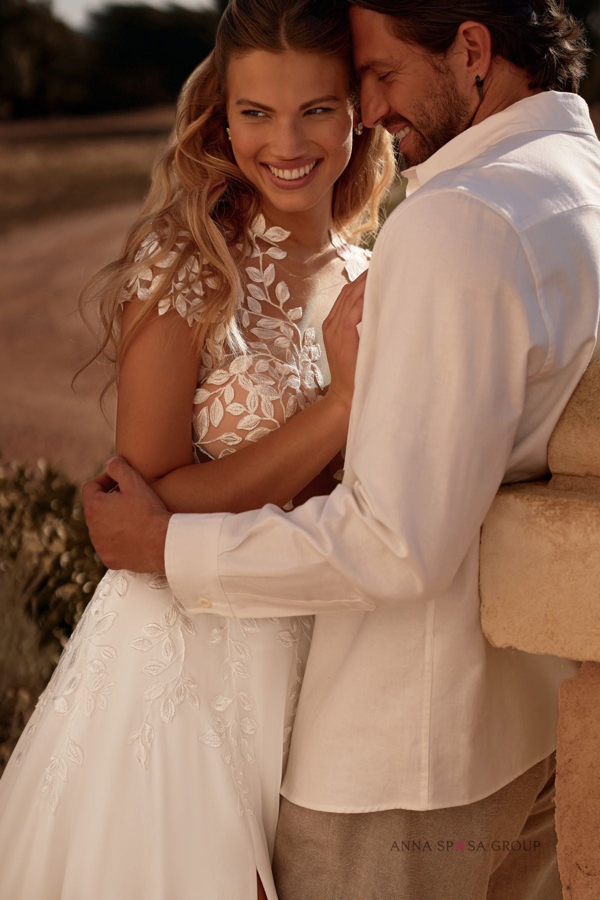 Robe de mariée Porhha – Dentelle, manches courtes et jupe fluide en mousseline fendue