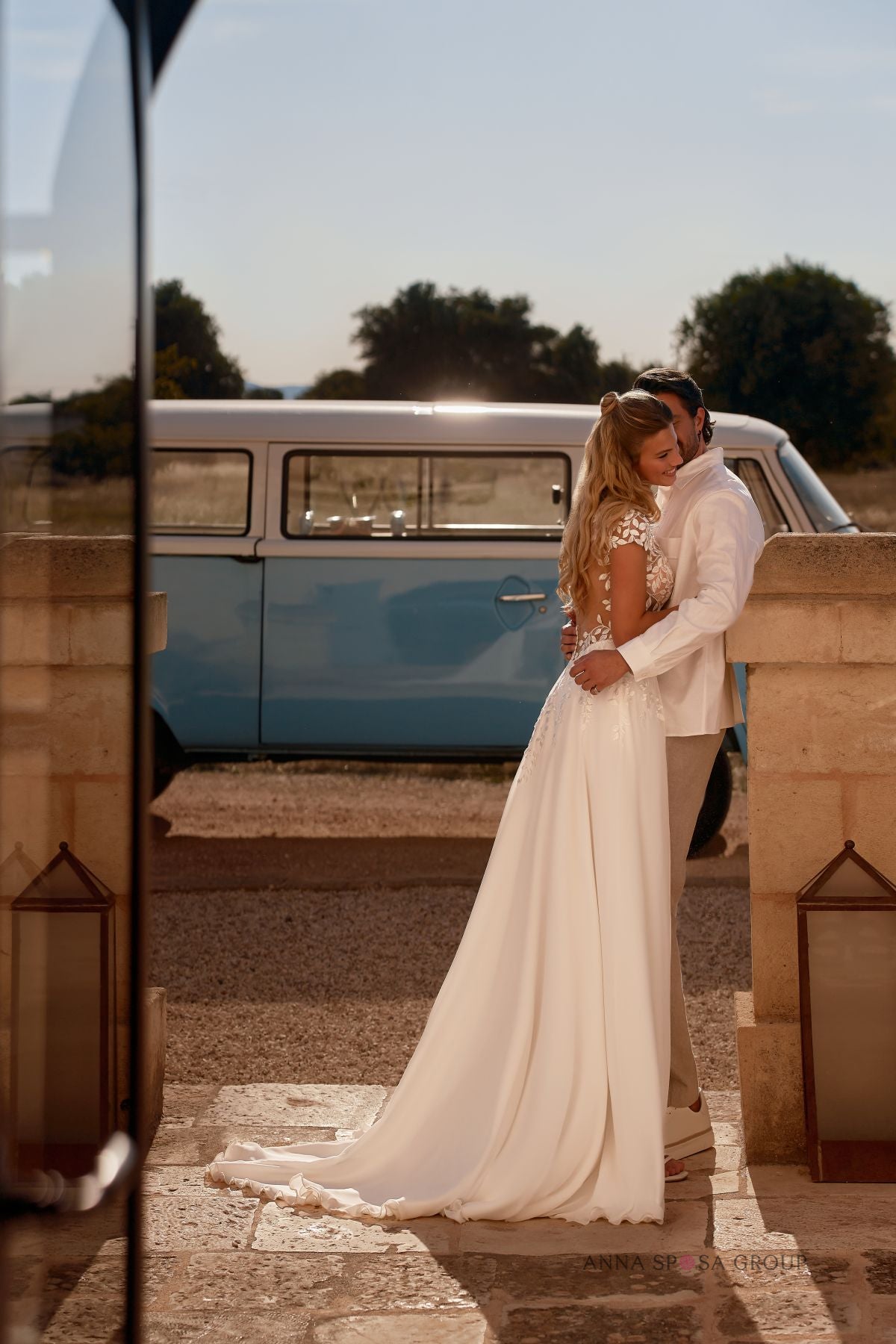 Robe de mariée Porhha – Dentelle, manches courtes et jupe fluide en mousseline fendue