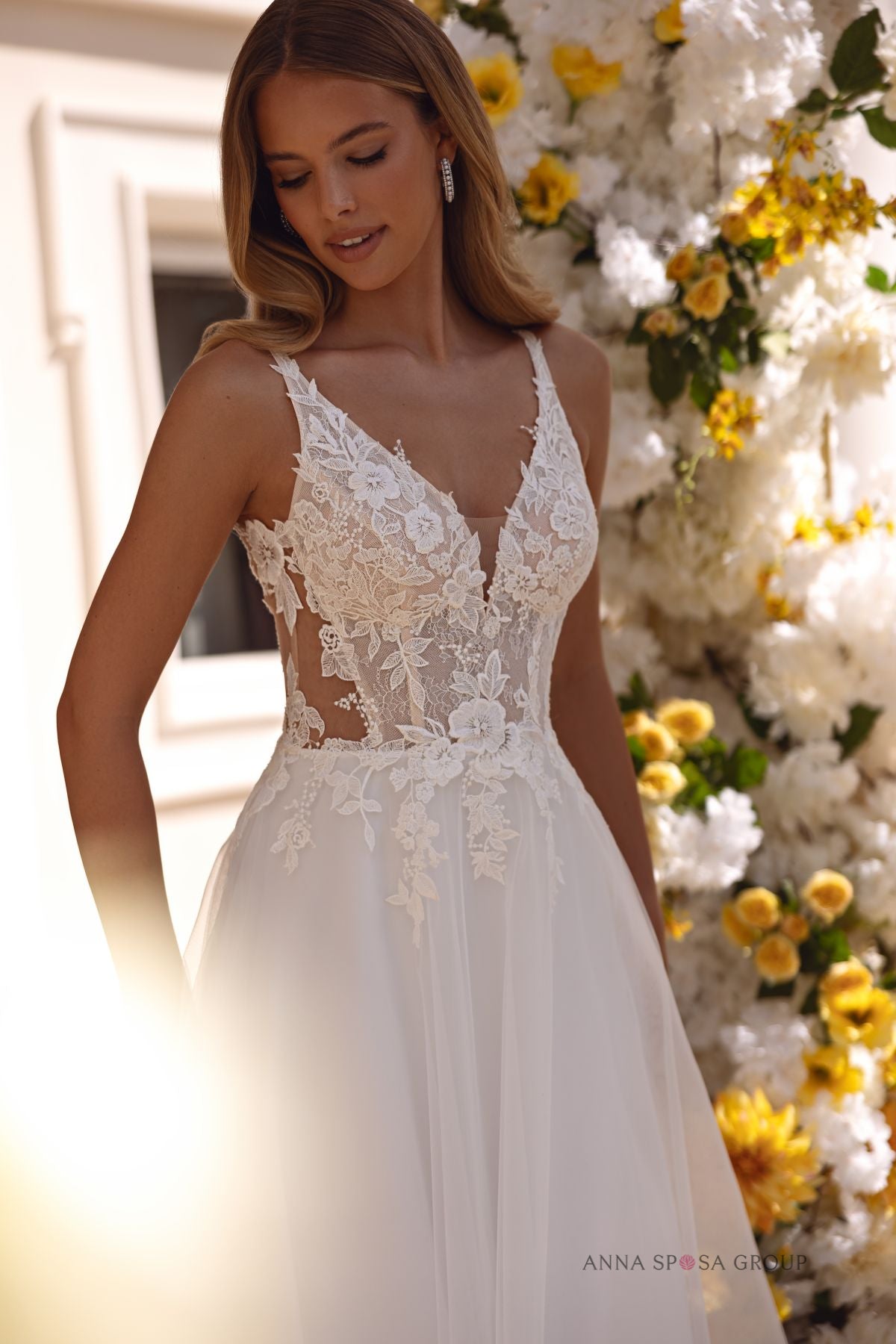 Robe de mariée Anna Sposa Rusina – Ligne A ivoire en dentelle avec décolleté en V et dos ouvert