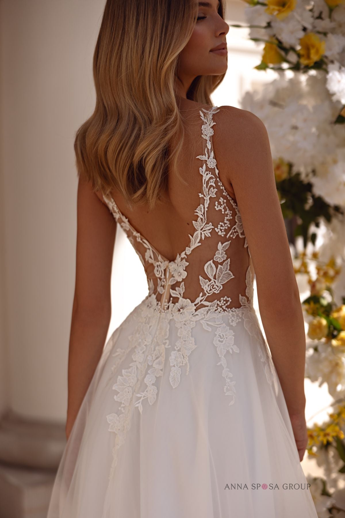 Robe de mariée Anna Sposa Rusina – Ligne A ivoire en dentelle avec décolleté en V et dos ouvert