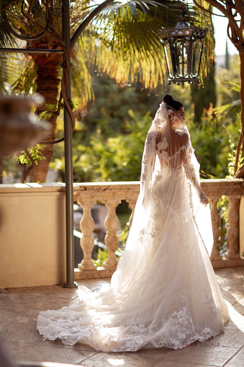 Brautkleid von Anna Sposa Sage – Elfenbeinfarbenes Meerjungfrauenkleid aus Chantilly-Spitze mit Lingerie-Korsett und langen Handschuhen