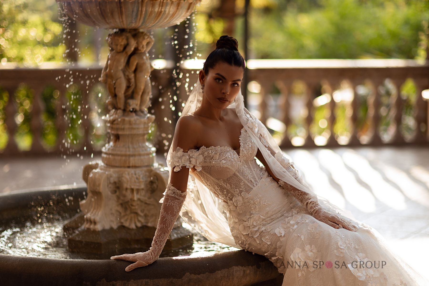 Brautkleid von Anna Sposa Sage – Elfenbeinfarbenes Meerjungfrauenkleid aus Chantilly-Spitze mit Lingerie-Korsett und langen Handschuhen