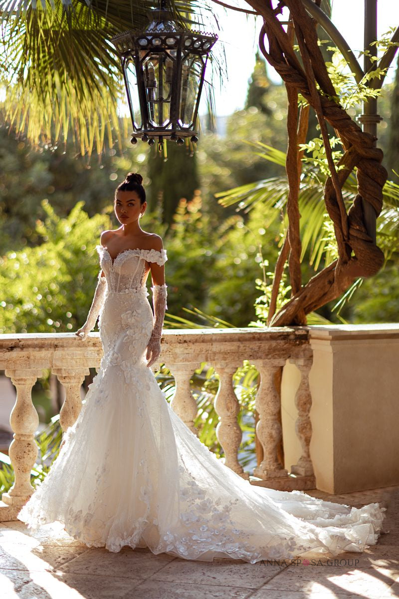 Brautkleid von Anna Sposa Sage – Elfenbeinfarbenes Meerjungfrauenkleid aus Chantilly-Spitze mit Lingerie-Korsett und langen Handschuhen