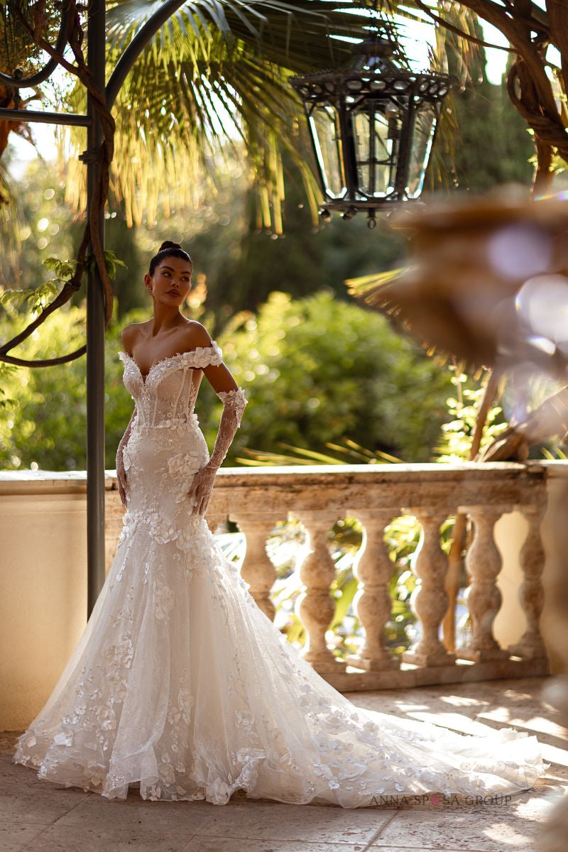 Brautkleid von Anna Sposa Sage – Elfenbeinfarbenes Meerjungfrauenkleid aus Chantilly-Spitze mit Lingerie-Korsett und langen Handschuhen