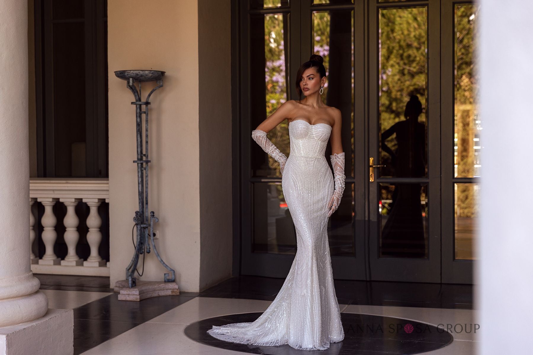 Anna Sposa Samui Brautkleid – Minimalistisches elfenbeinfarbenes Meerjungfrauenkleid mit Perlenstickerei, Handschuhen und Schleppe