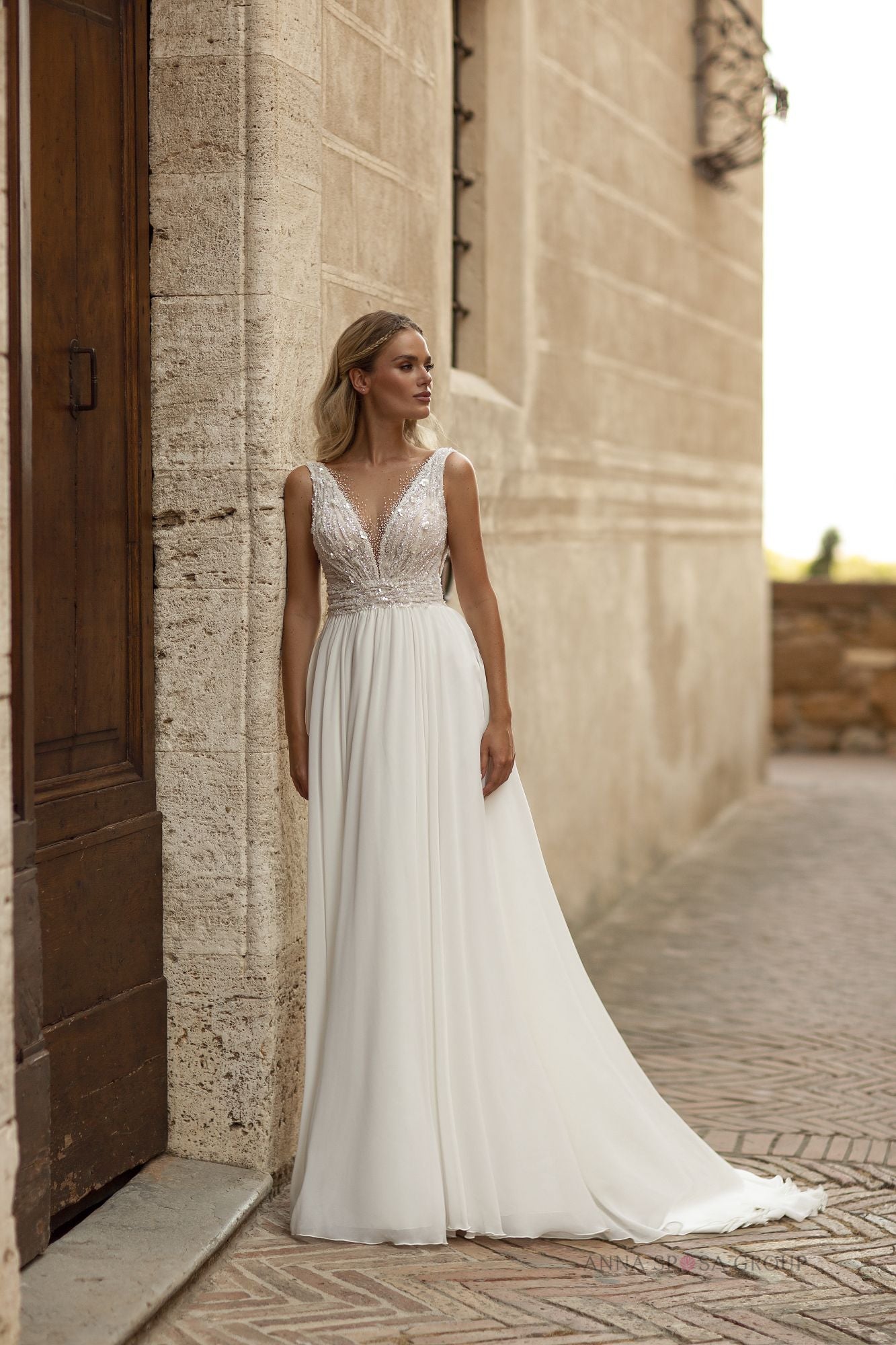 Robe de mariée La Petra Senai – Ligne A ivoire en dentelle drapée avec perles et décolleté profond