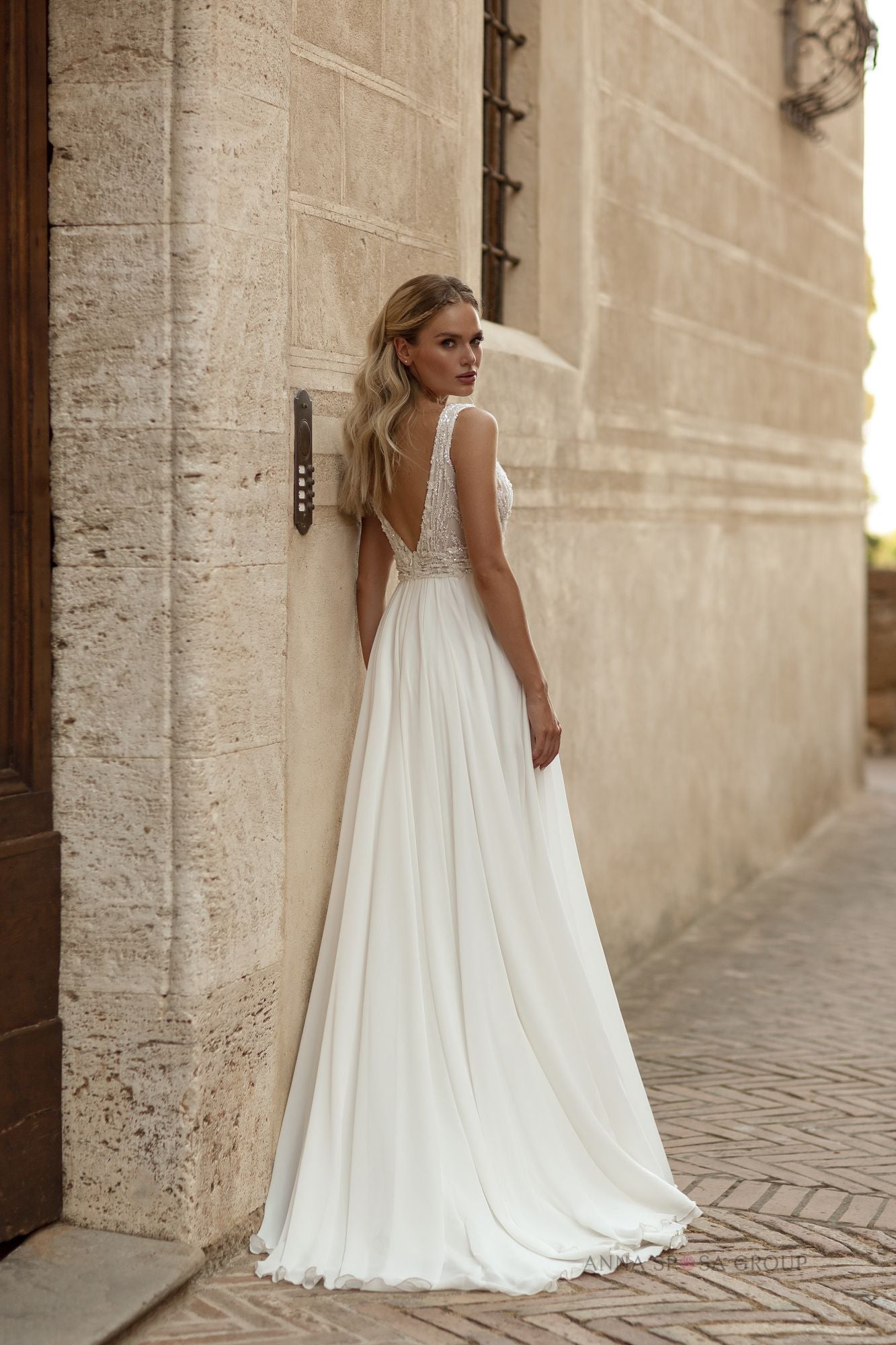 Robe de mariée La Petra Senai – Ligne A ivoire en dentelle drapée avec perles et décolleté profond