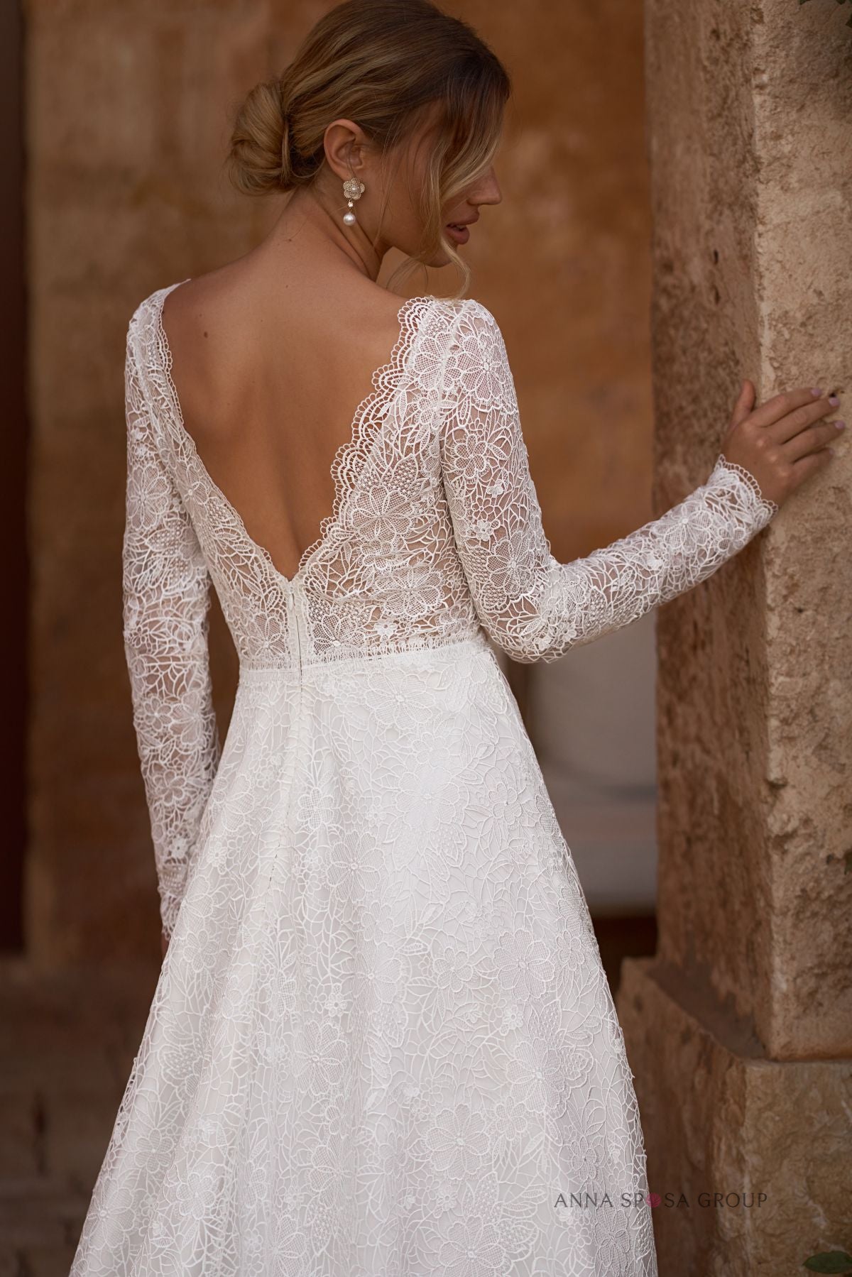 Robe de mariée Serata – A-line tout en dentelle, manches longues et décolleté en V