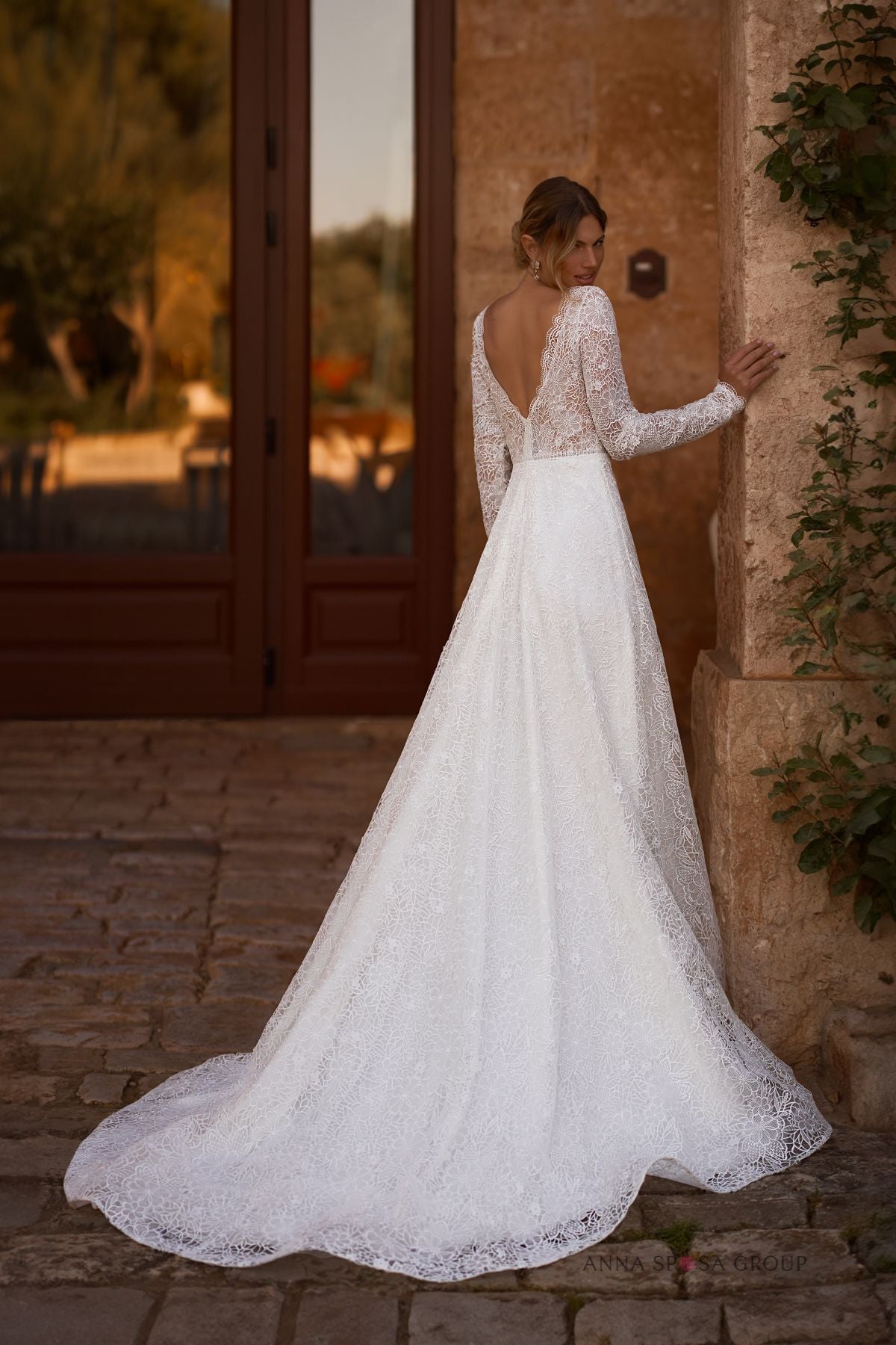 Robe de mariée Serata – A-line tout en dentelle, manches longues et décolleté en V