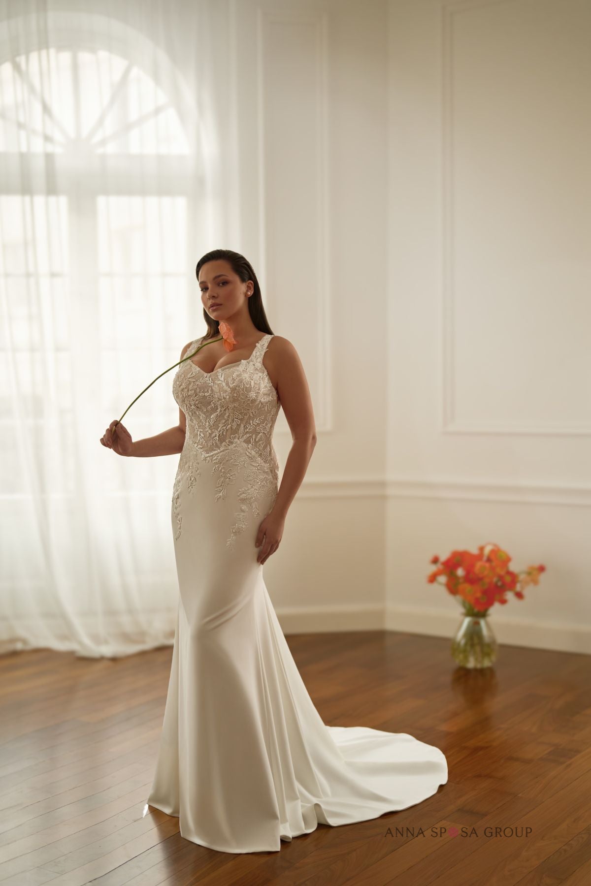 Robe de mariée Anna Sposa Sholta – Coupe sirène en dentelle florale et crêpe ivoire