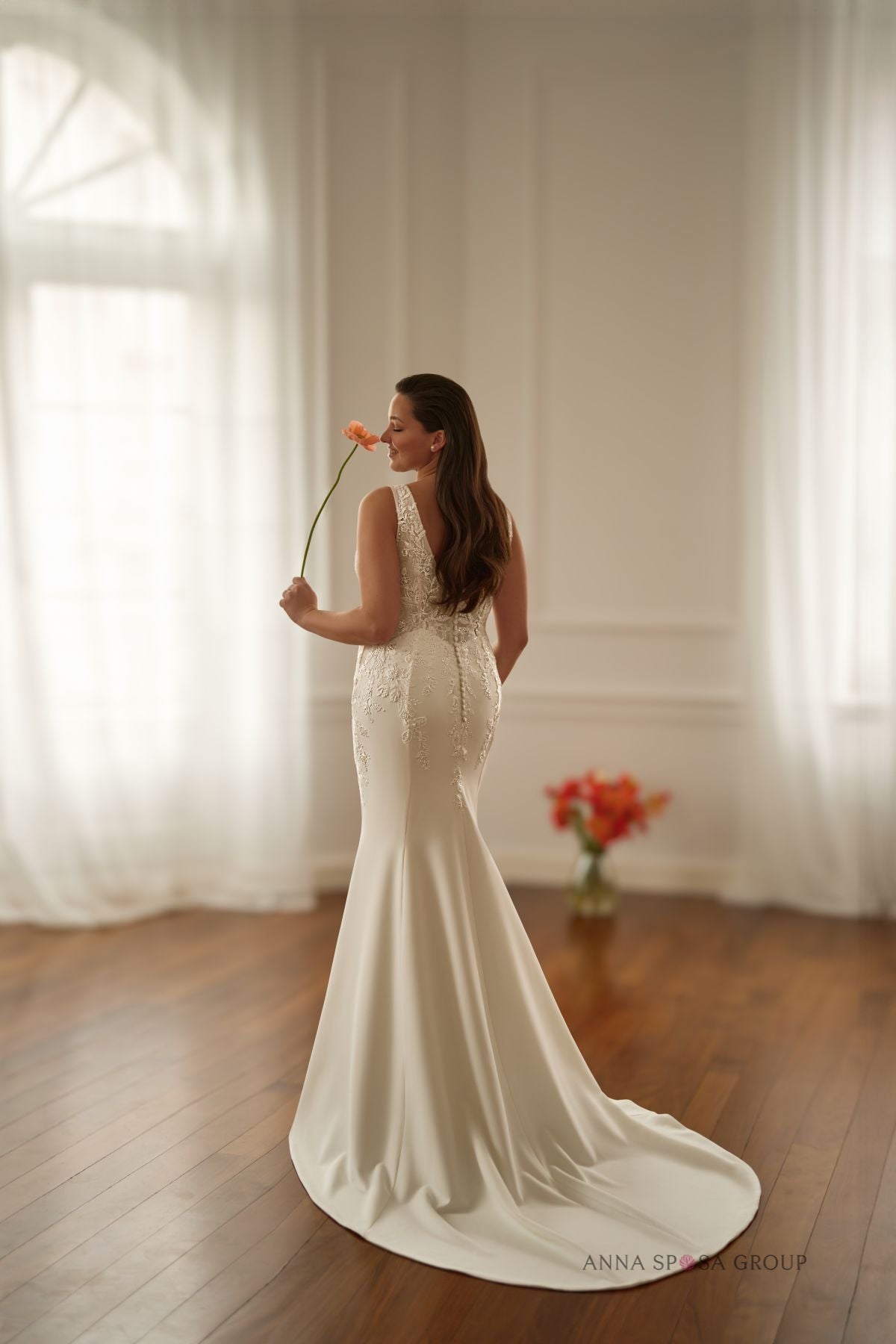 Robe de mariée Anna Sposa Sholta – Coupe sirène en dentelle florale et crêpe ivoire