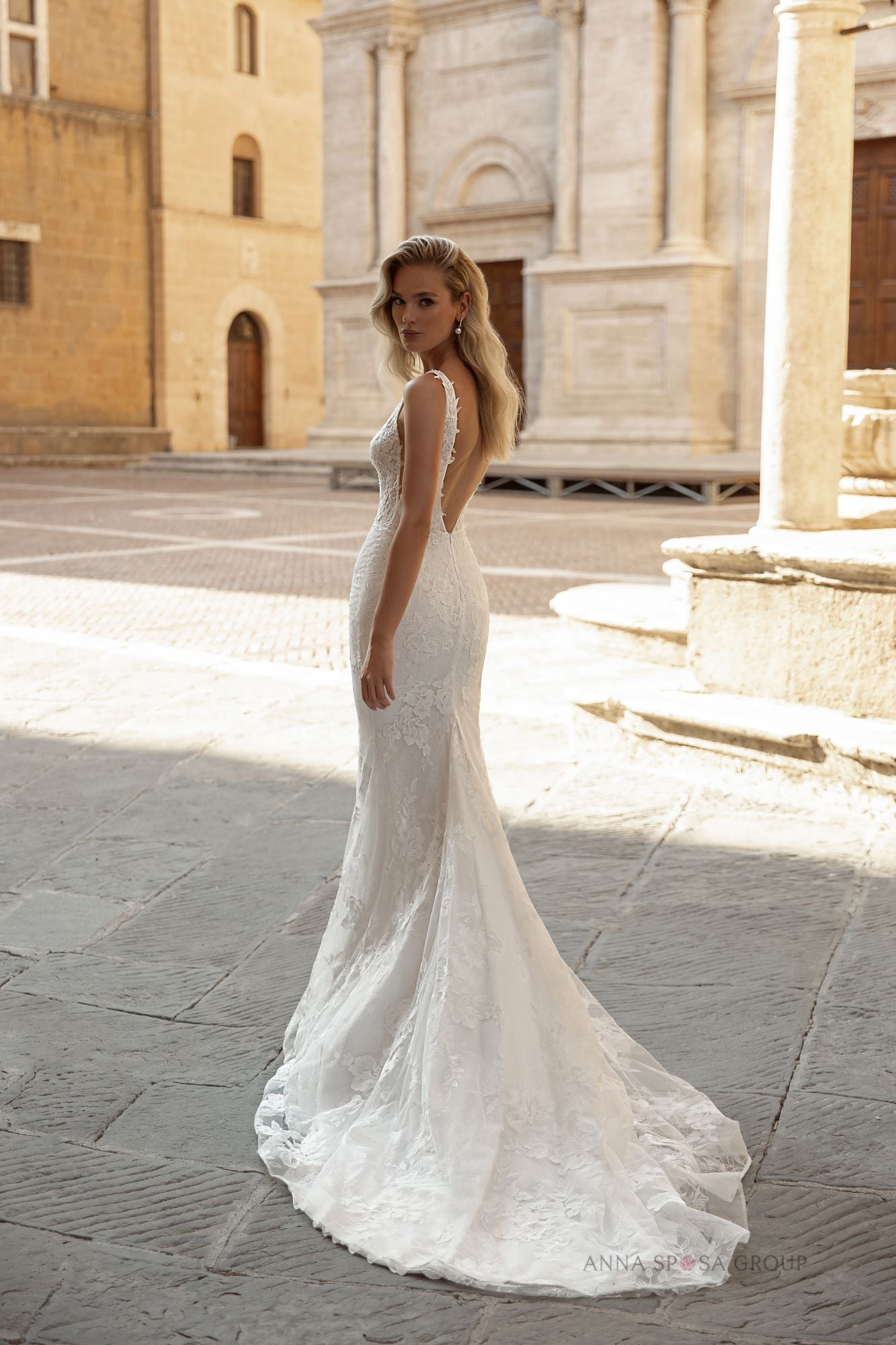 La Petra Silvia Brautkleid – Elfenbeinfarbenes Meerjungfrauenkleid aus Chantilly-Spitze mit dünnen Trägern