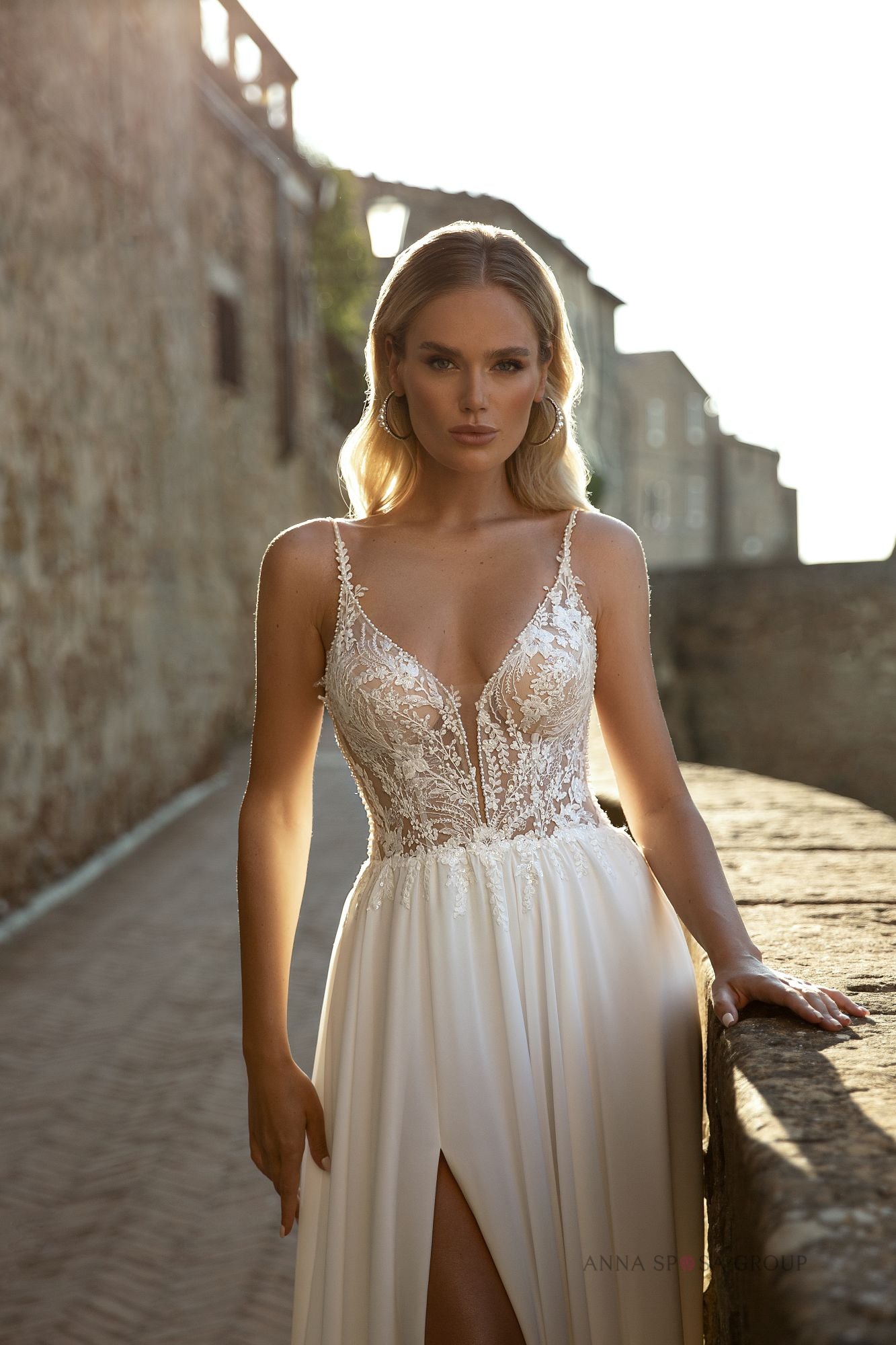 Robe de mariée La Petra Simza – Ligne A ivoire en dentelle florale avec fines bretelles et fente élégante