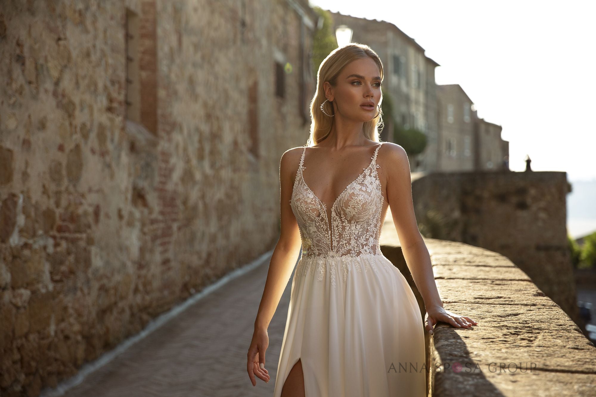 Robe de mariée La Petra Simza – Ligne A ivoire en dentelle florale avec fines bretelles et fente élégante