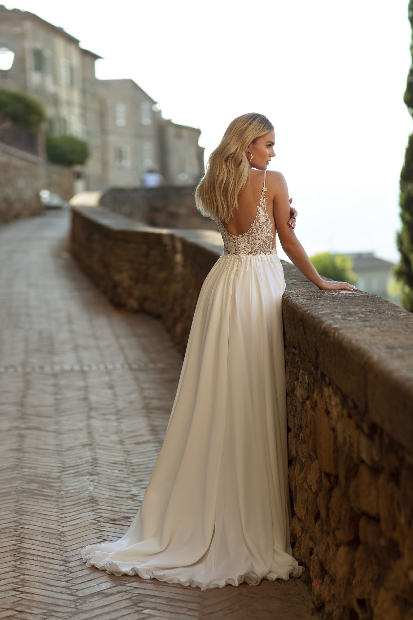 Robe de mariée La Petra Simza – Ligne A ivoire en dentelle florale avec fines bretelles et fente élégante