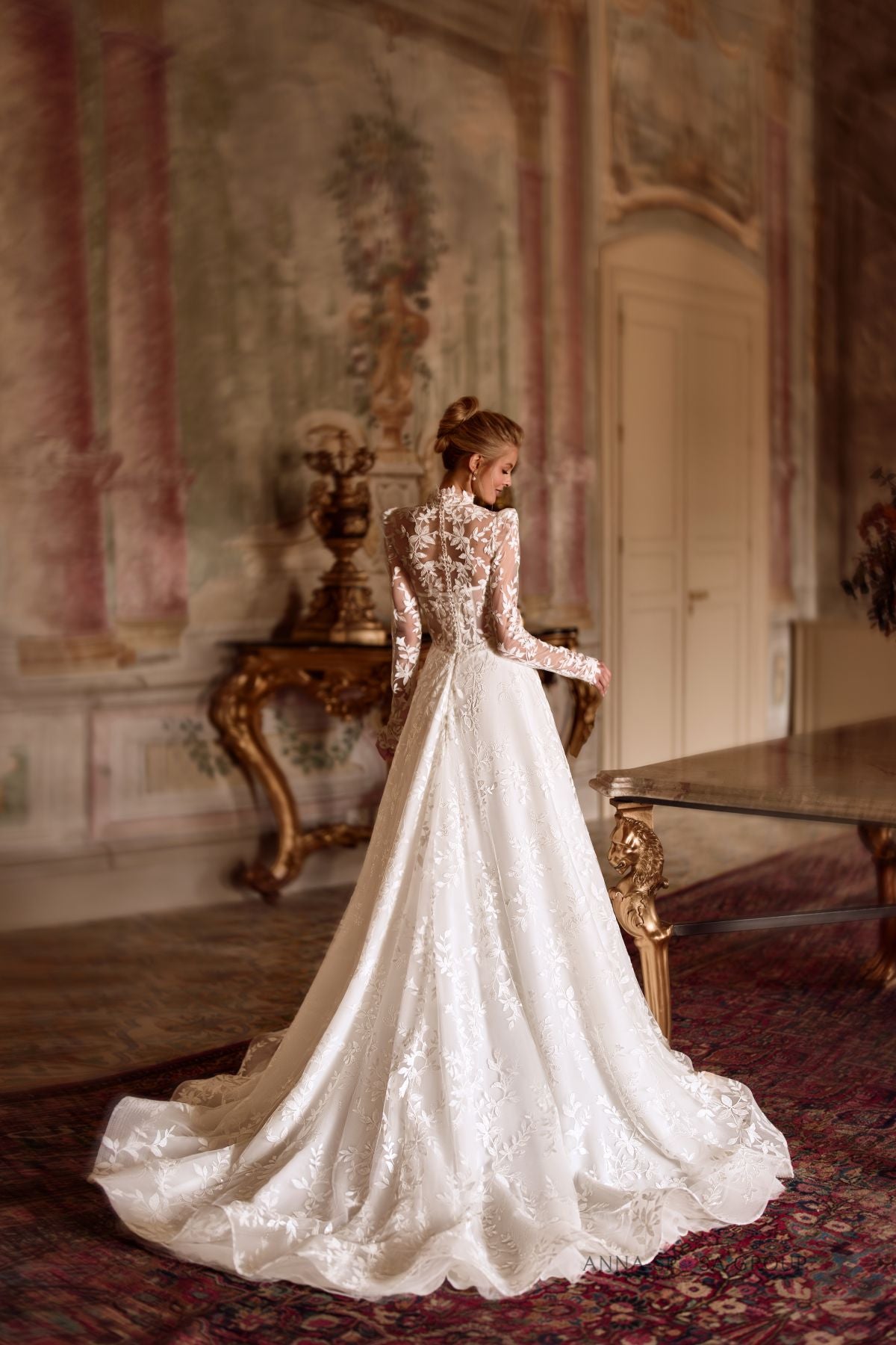 Anna Sposa Singita Brautkleid – Elfenbeinfarbenes A-Linien-Kleid aus floraler Spitze mit langen Ärmeln