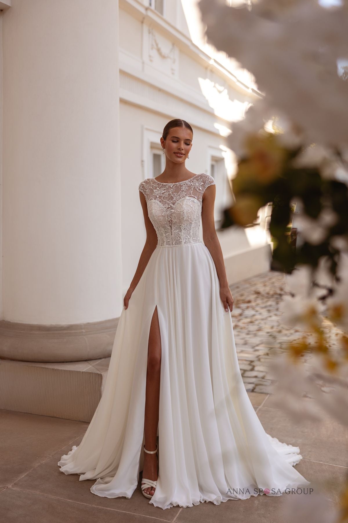 Robe de mariée Anna Sposa Soringeyl – Ligne A ivoire en dentelle mate et mousseline avec fente élégante