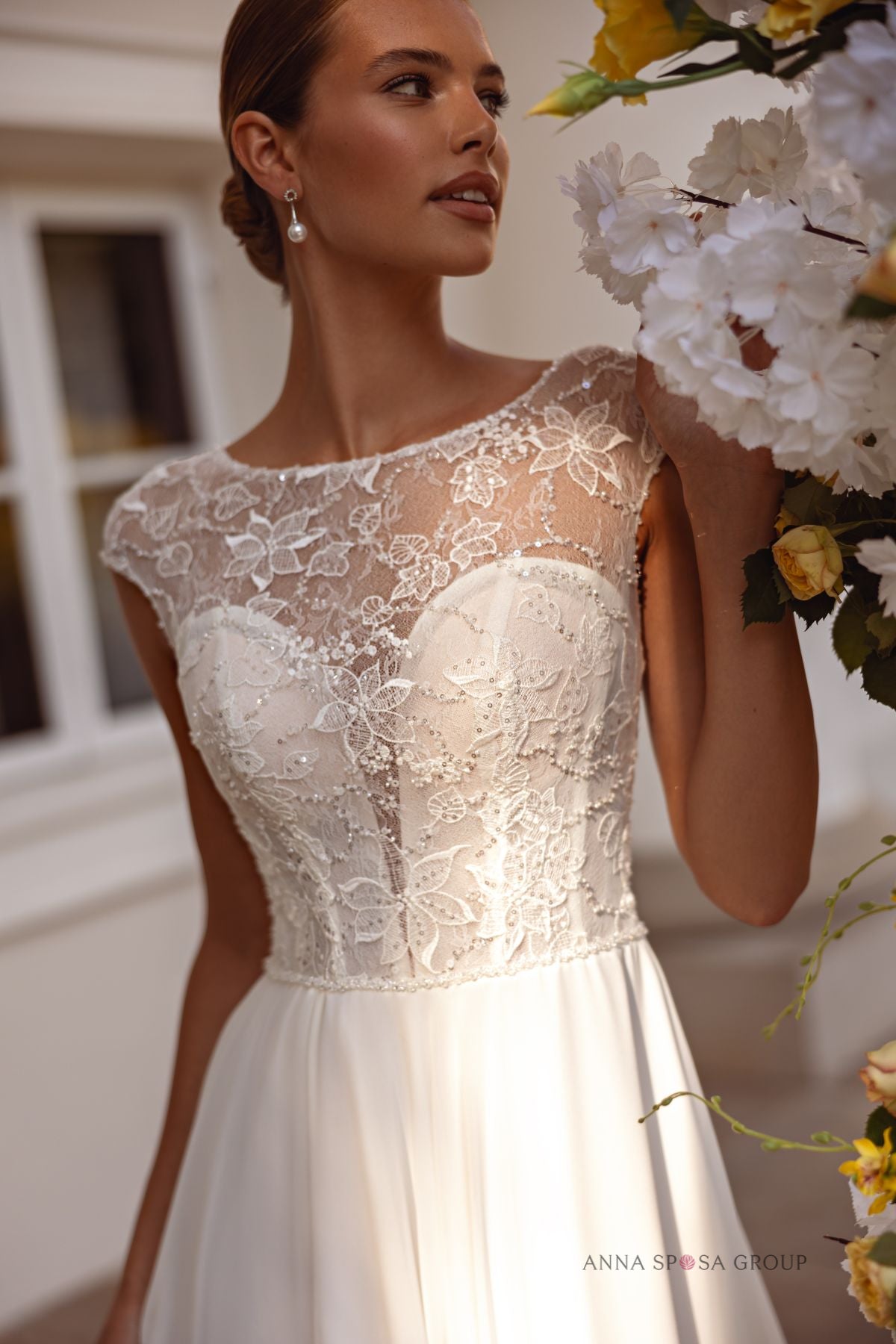 Robe de mariée Anna Sposa Soringeyl – Ligne A ivoire en dentelle mate et mousseline avec fente élégante