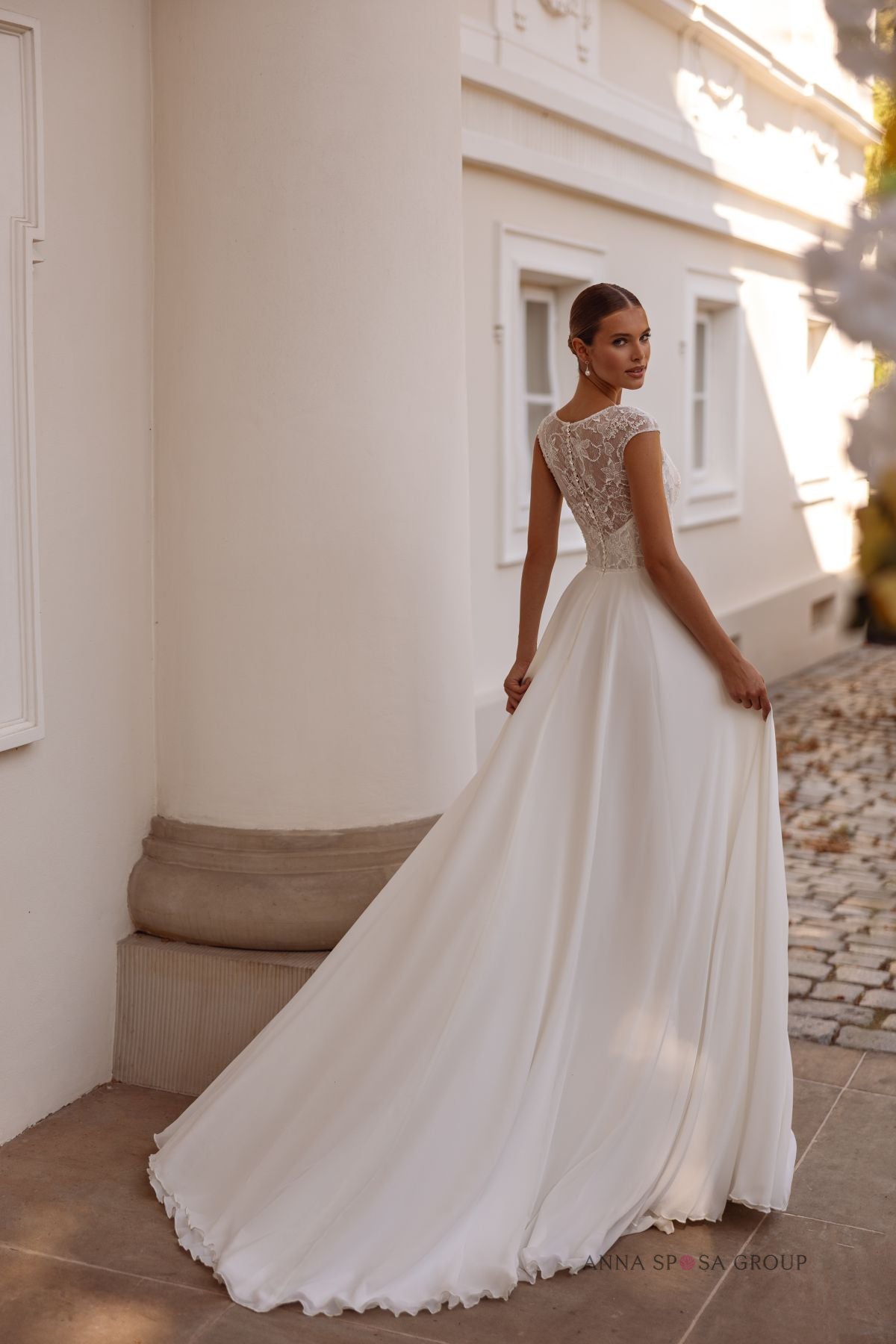 Robe de mariée Anna Sposa Soringeyl – Ligne A ivoire en dentelle mate et mousseline avec fente élégante