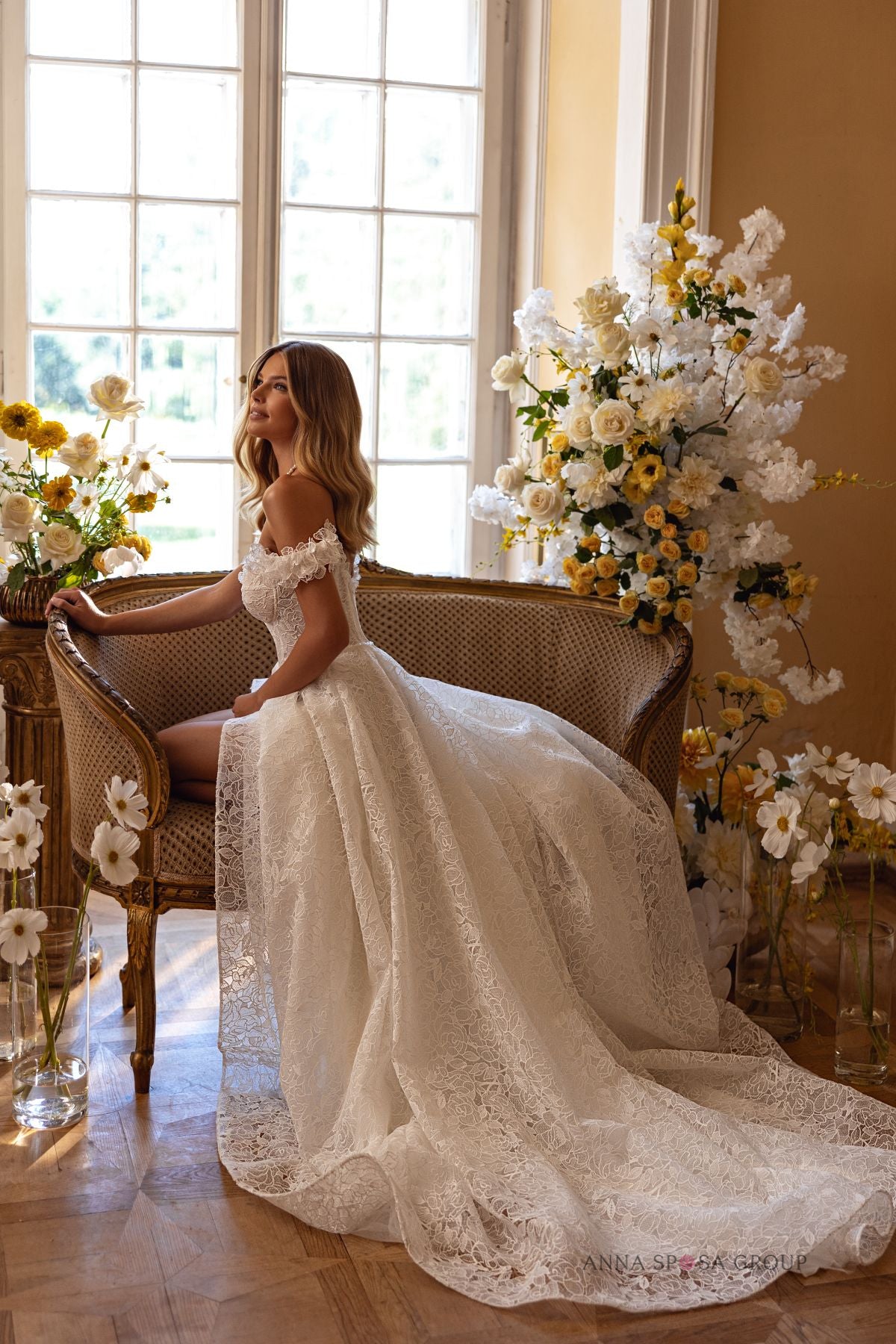 Robe de mariée Anna Sposa Spring – Ligne A ivoire en dentelle mate avec bretelles tombantes et corsage brodé