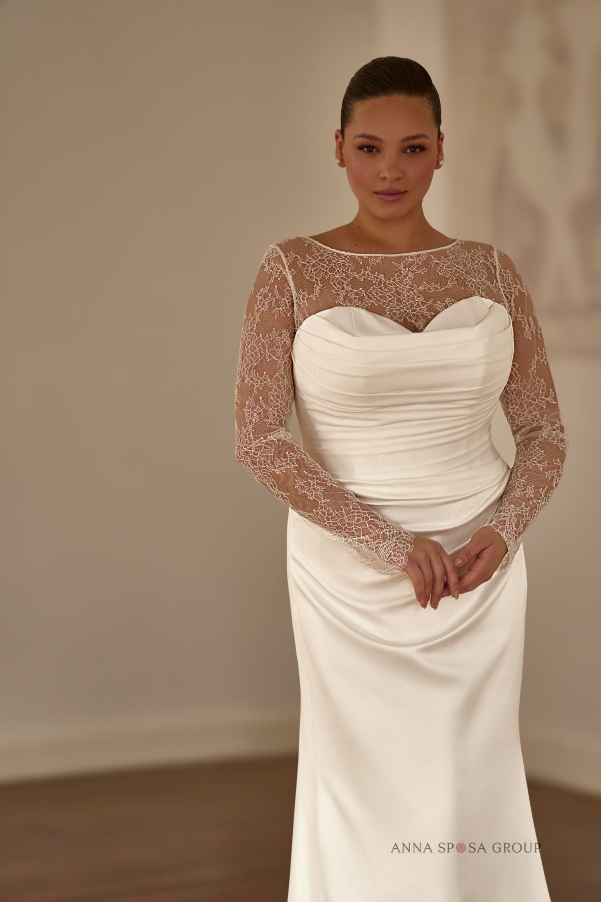 Anna Sposa Stomina Brautkleid – Meerjungfrauenschnitt aus elfenbeinfarbenem, schimmerndem Satin mit abnehmbarem Chantilly-Oberteil