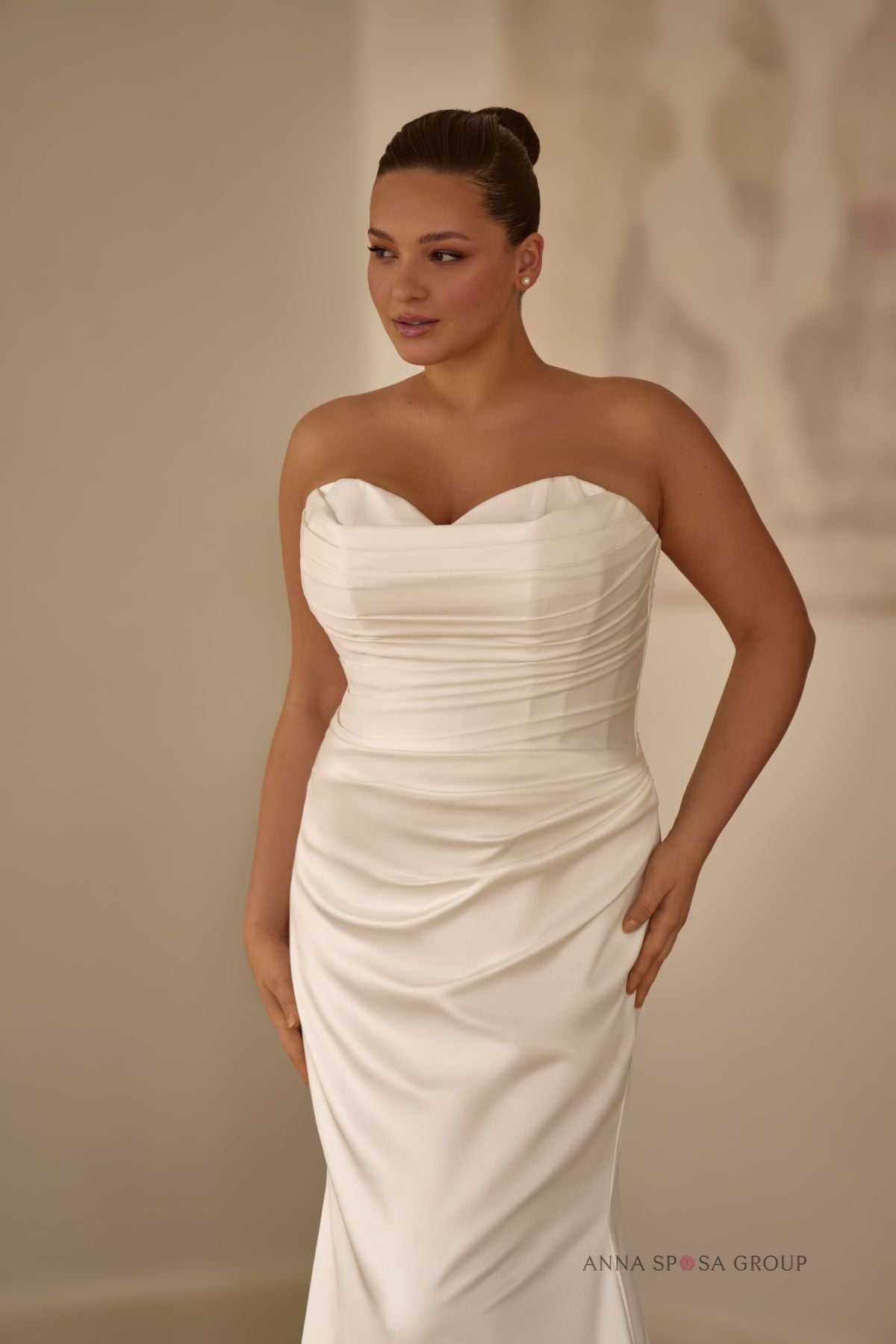 Anna Sposa Stomina Brautkleid – Meerjungfrauenschnitt aus elfenbeinfarbenem, schimmerndem Satin mit abnehmbarem Chantilly-Oberteil