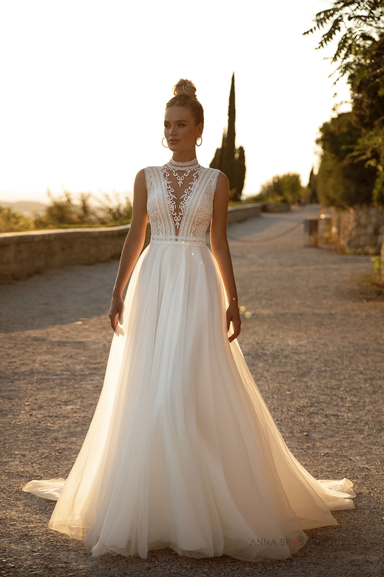 Robe de mariée La Petra Syrma – Ligne A ivoire en dentelle mate avec col haut et dos ajouré