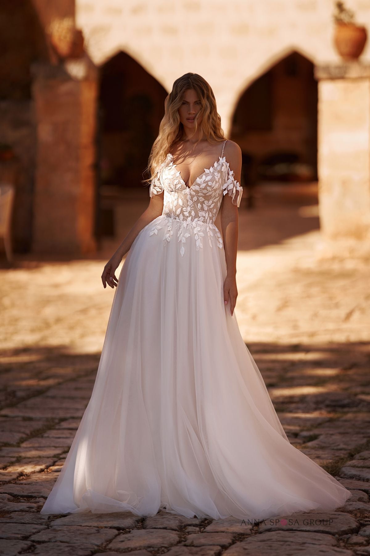 Robe de mariée Tiffy – Dentelle florale, bretelles fines et décolleté en V