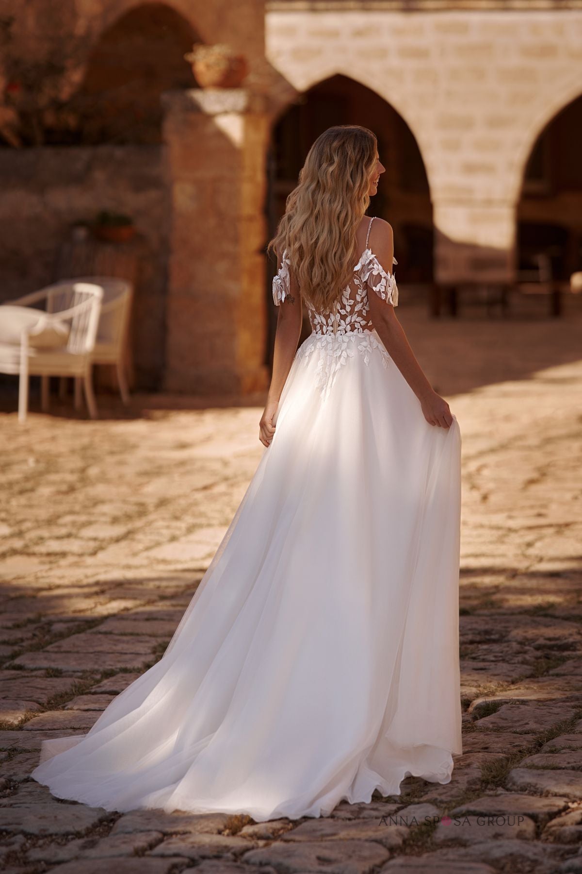 Robe de mariée Tiffy – Dentelle florale, bretelles fines et décolleté en V