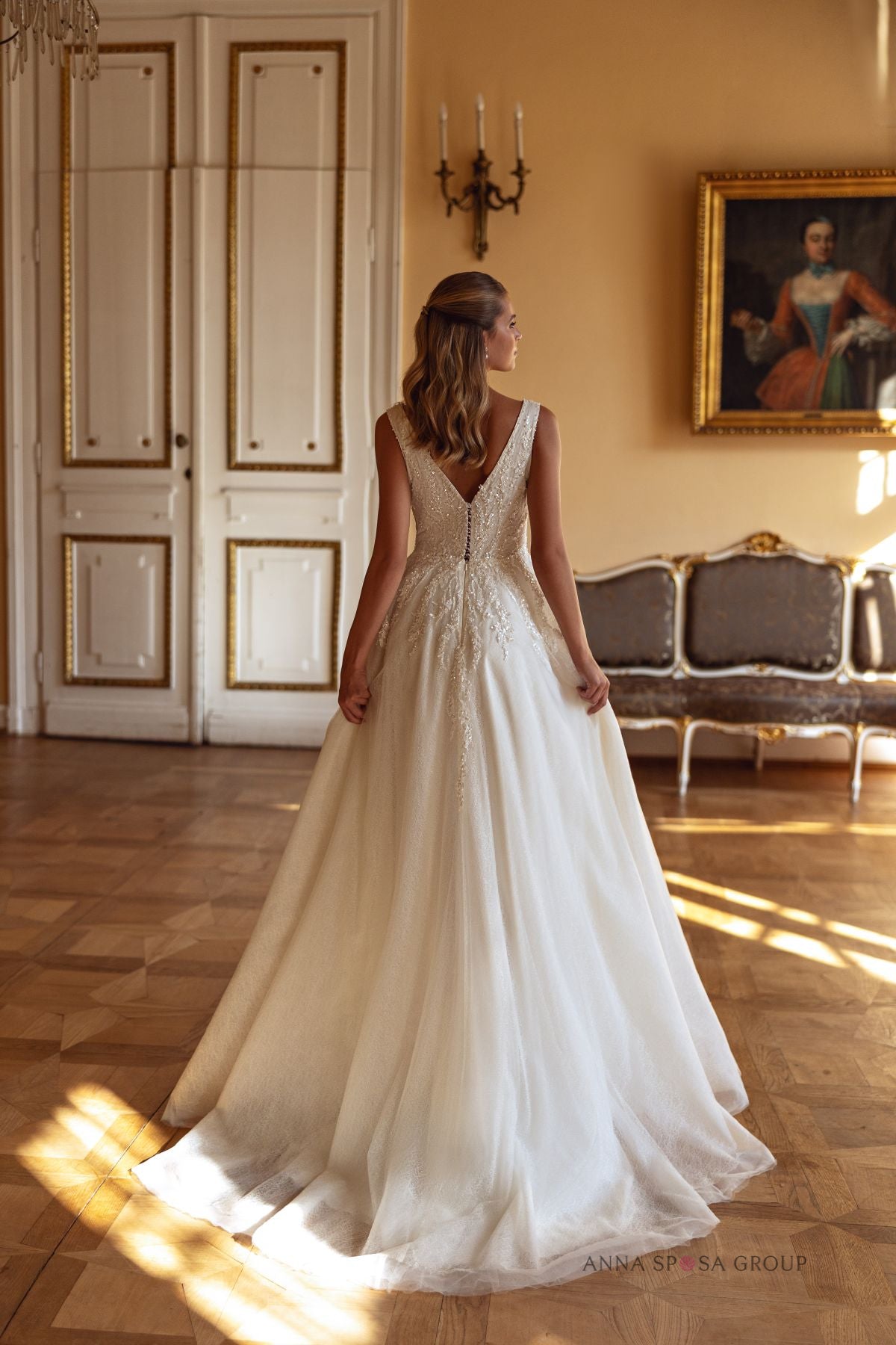 Robe de mariée Anna Sposa Tilva – Ligne A ivoire en dentelle brodée de perles et décolleté en V