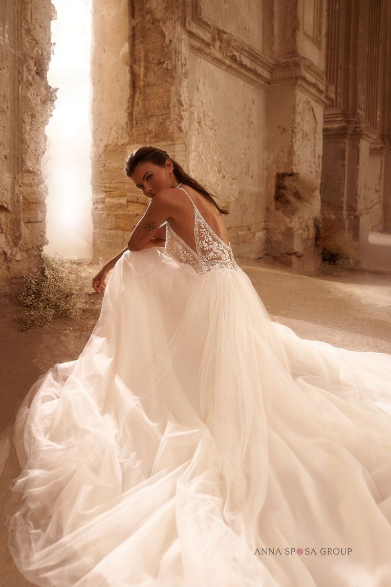 Travy Hochzeitskleid – Fließendes Plumetis-Tüllkleid mit dünnen Trägern