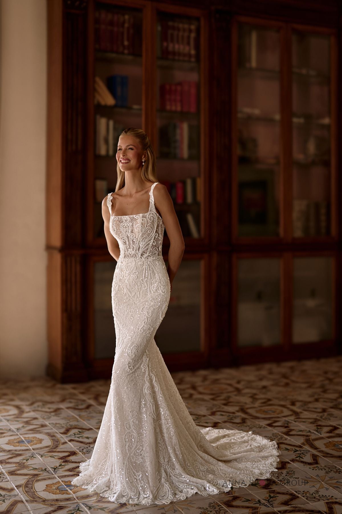 Robe de mariée Anna Sposa Tropikal – Sirène fourreau col carré en dentelle perlée avec bretelles