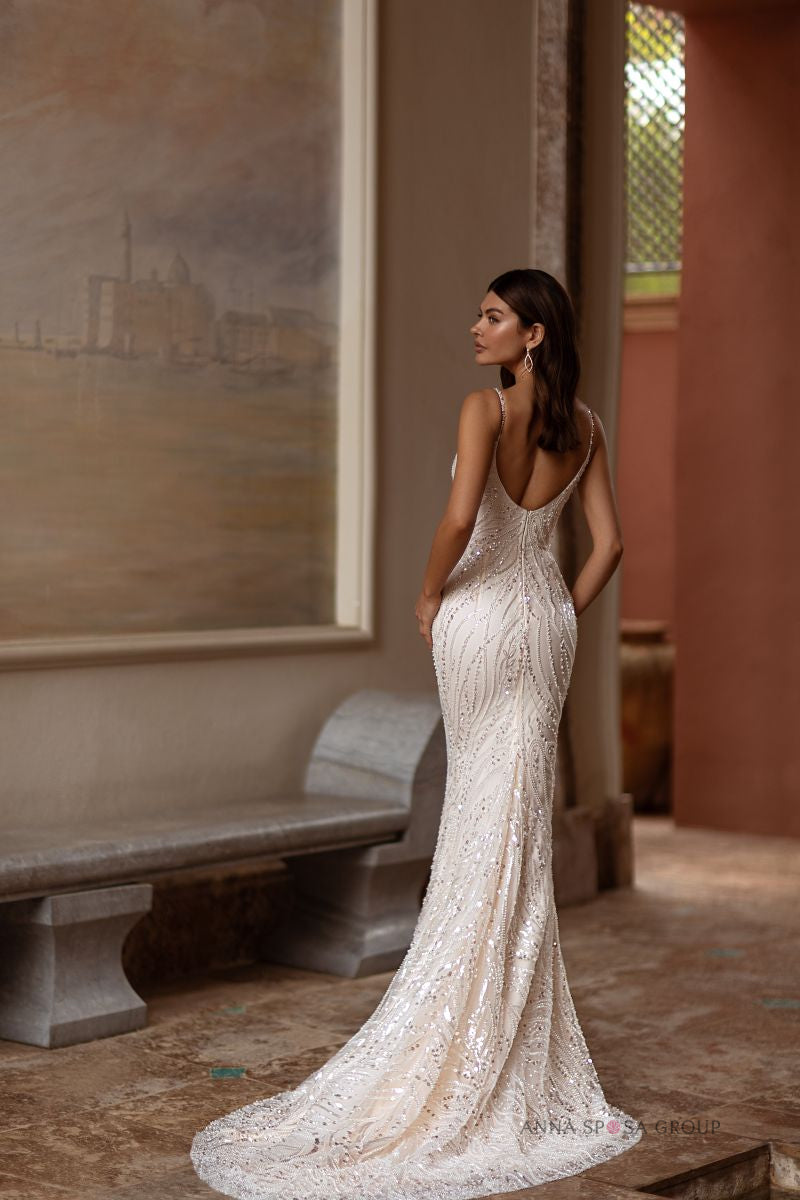 Anna Sposa Ursula Brautkleid – Nudefarbenes Meerjungfrauenkleid mit Perlenstickerei, Cape mit Schleppe und offenem Rücken