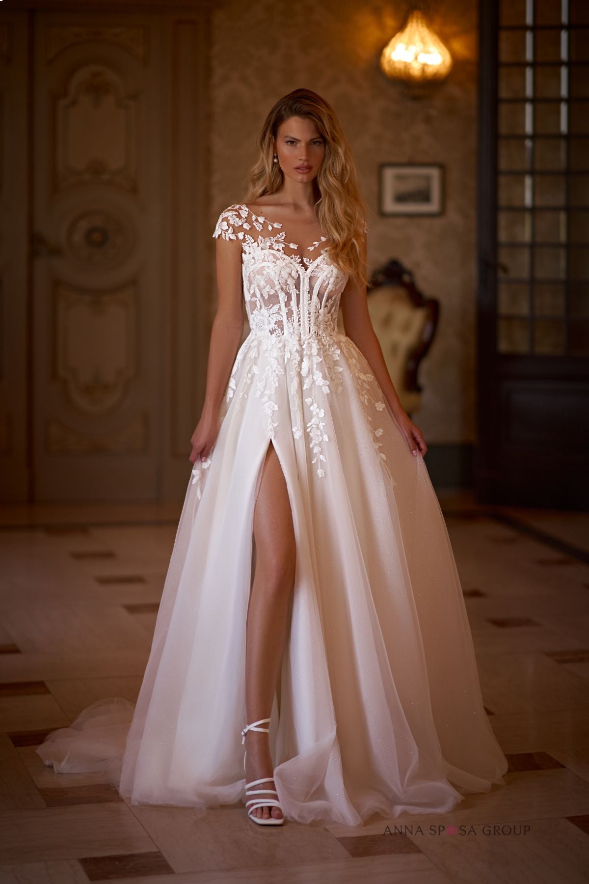 Robe de mariée Variana – Ligne A corset en dentelle florale avec fente