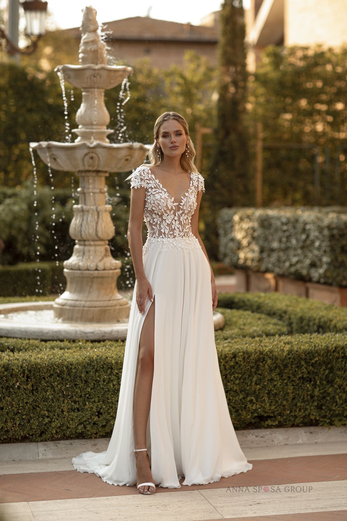 Robe de mariée La Petra Venla – Ligne A ivoire en dentelle florale avec manches courtes et fente raffinée