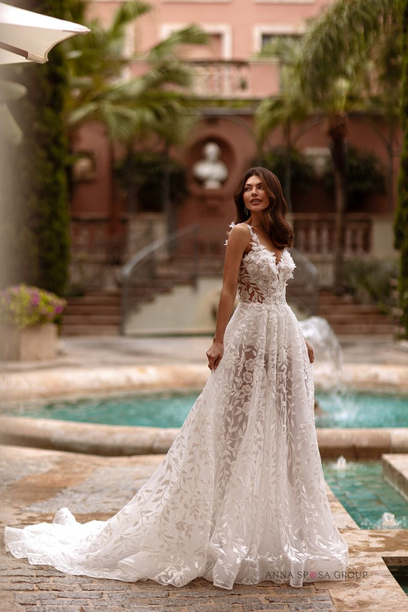 Robe de mariée Anna Sposa Vensdei – Ligne A ivoire en dentelle florale avec dos ouvert et traîne longue