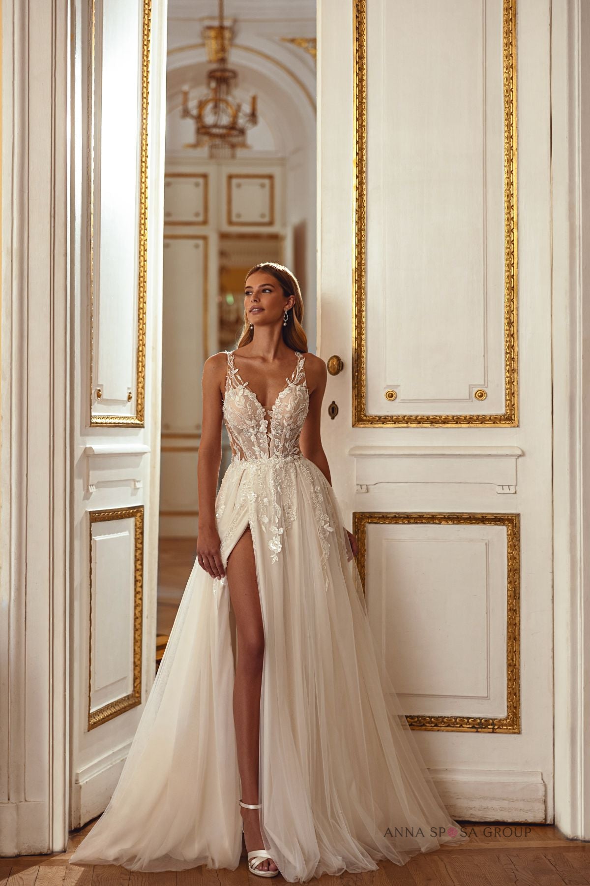 Robe de mariée Anna Sposa Vitni – Ligne A nude en dentelle florale avec fente et dos en V