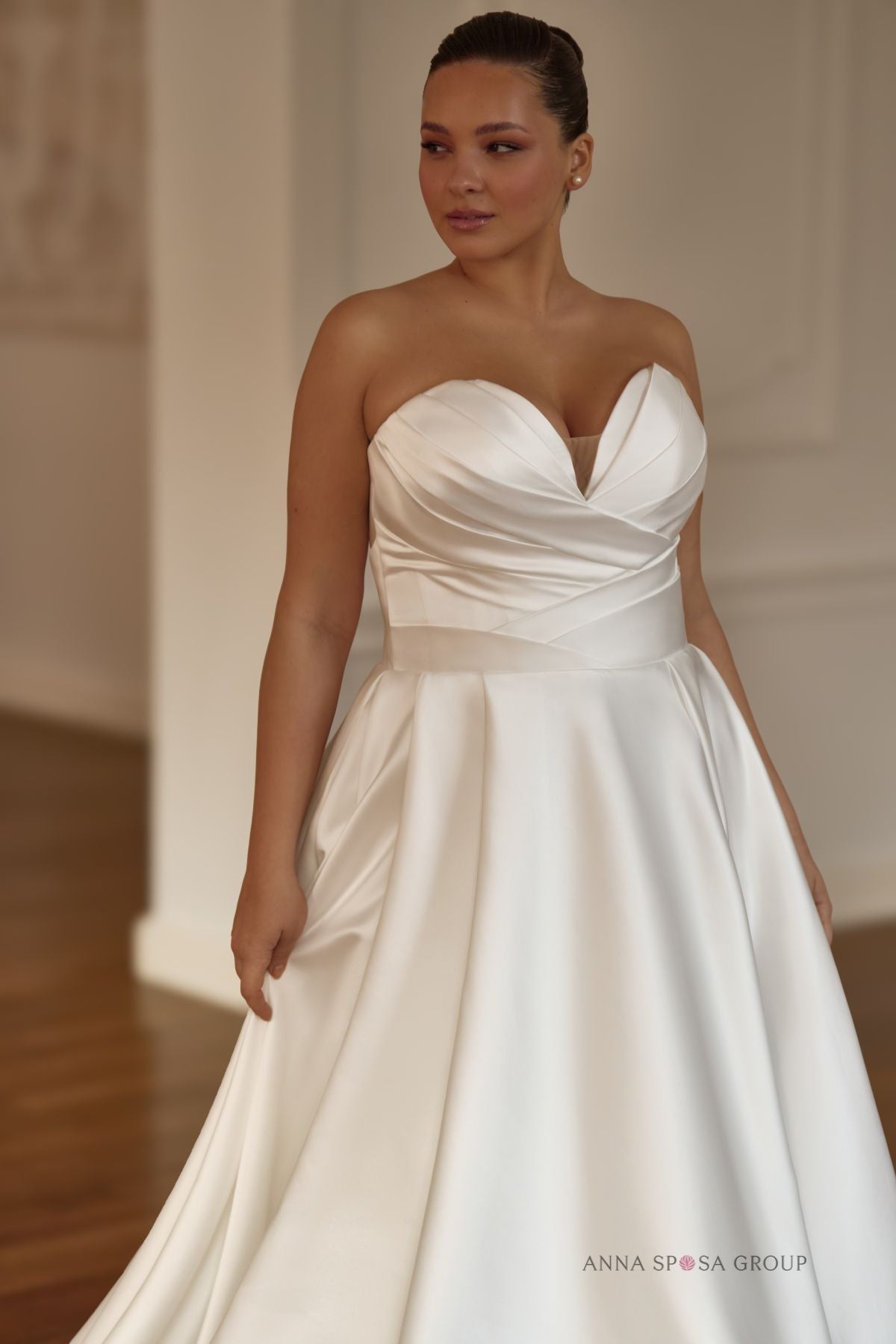 Anna Sposa Vladia Brautkleid – A-Linien-Schnitt aus elfenbeinfarbenem Satin mit abnehmbarem Spitzenbolero