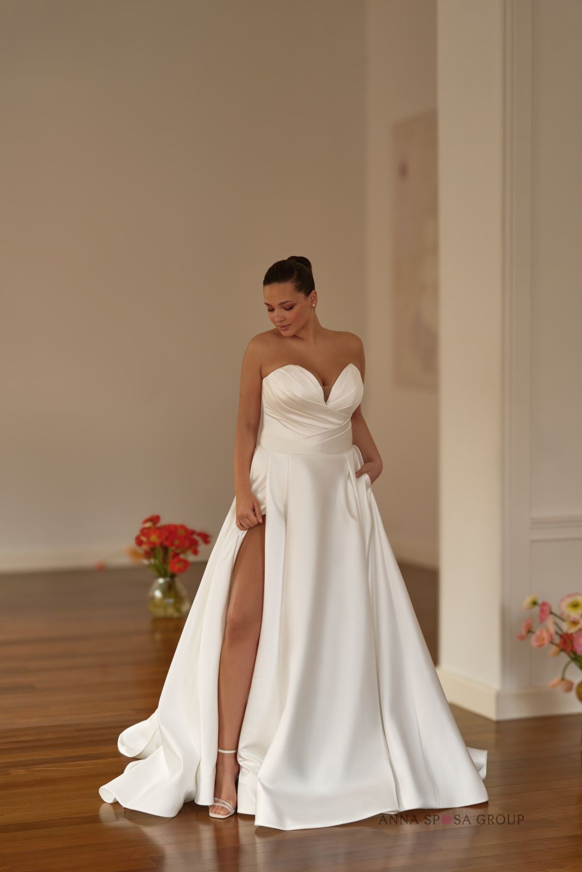 Robe de mariée Anna Sposa Vladia – Coupe A en satin ivoire avec boléro en dentelle amovible