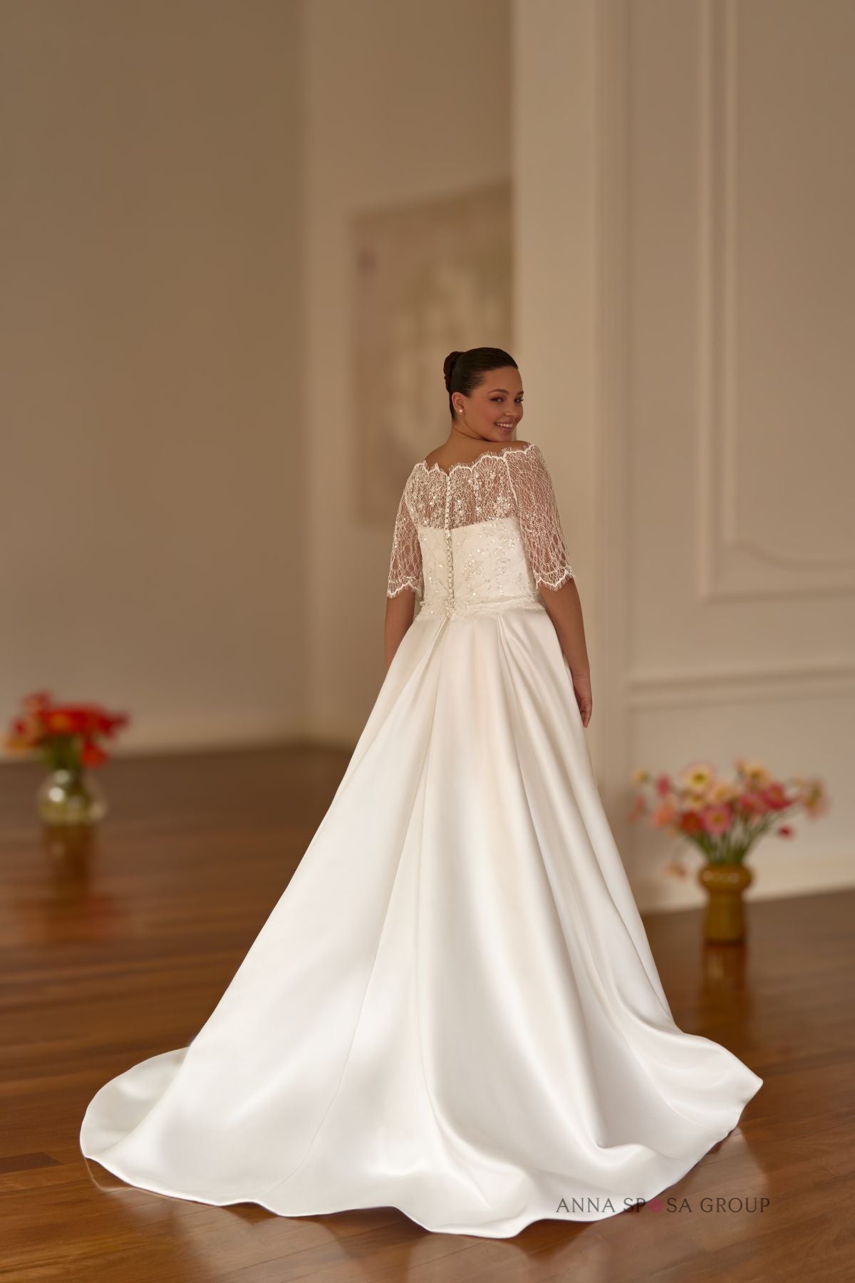 Anna Sposa Vladia Brautkleid – A-Linien-Schnitt aus elfenbeinfarbenem Satin mit abnehmbarem Spitzenbolero