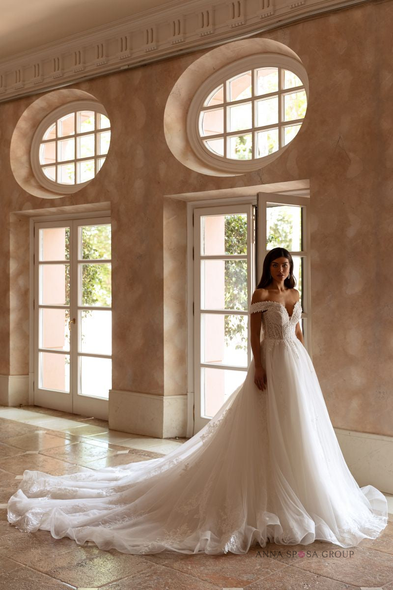 Robe de mariée Anna Sposa Vuden – Volumineuse ivoire en dentelle florale avec bretelles tombantes et traîne spectaculaire