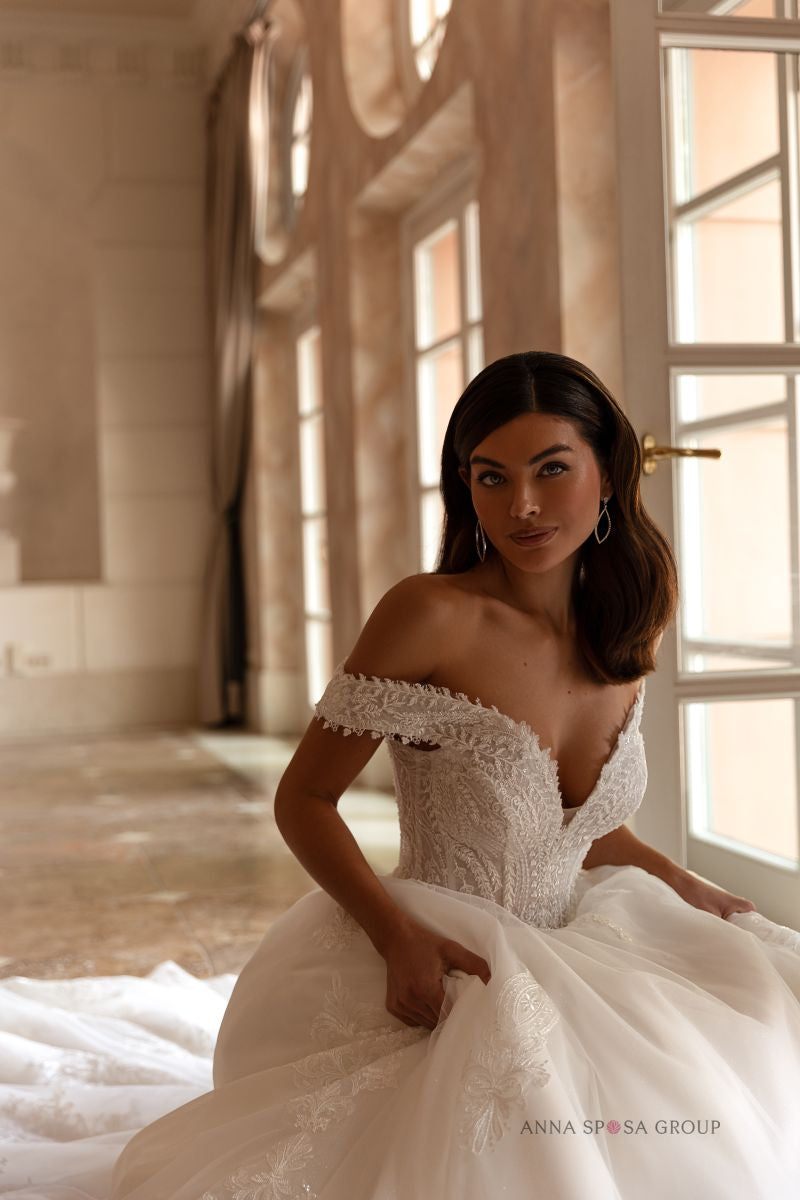 Robe de mariée Anna Sposa Vuden – Volumineuse ivoire en dentelle florale avec bretelles tombantes et traîne spectaculaire