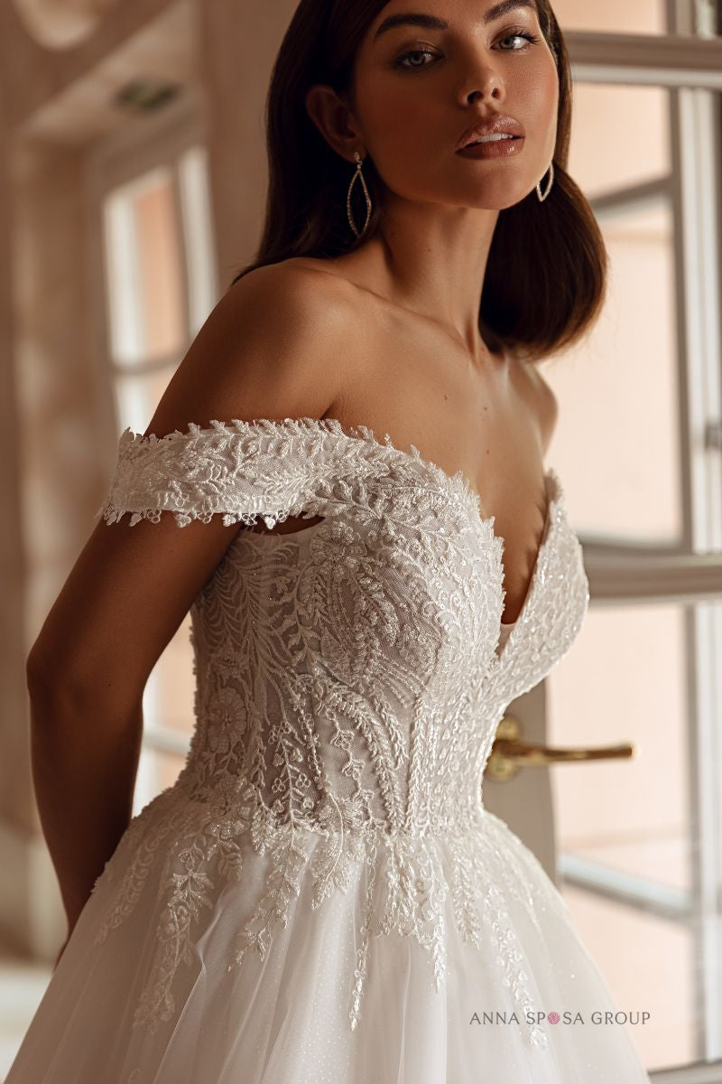 Robe de mariée Anna Sposa Vuden – Volumineuse ivoire en dentelle florale avec bretelles tombantes et traîne spectaculaire
