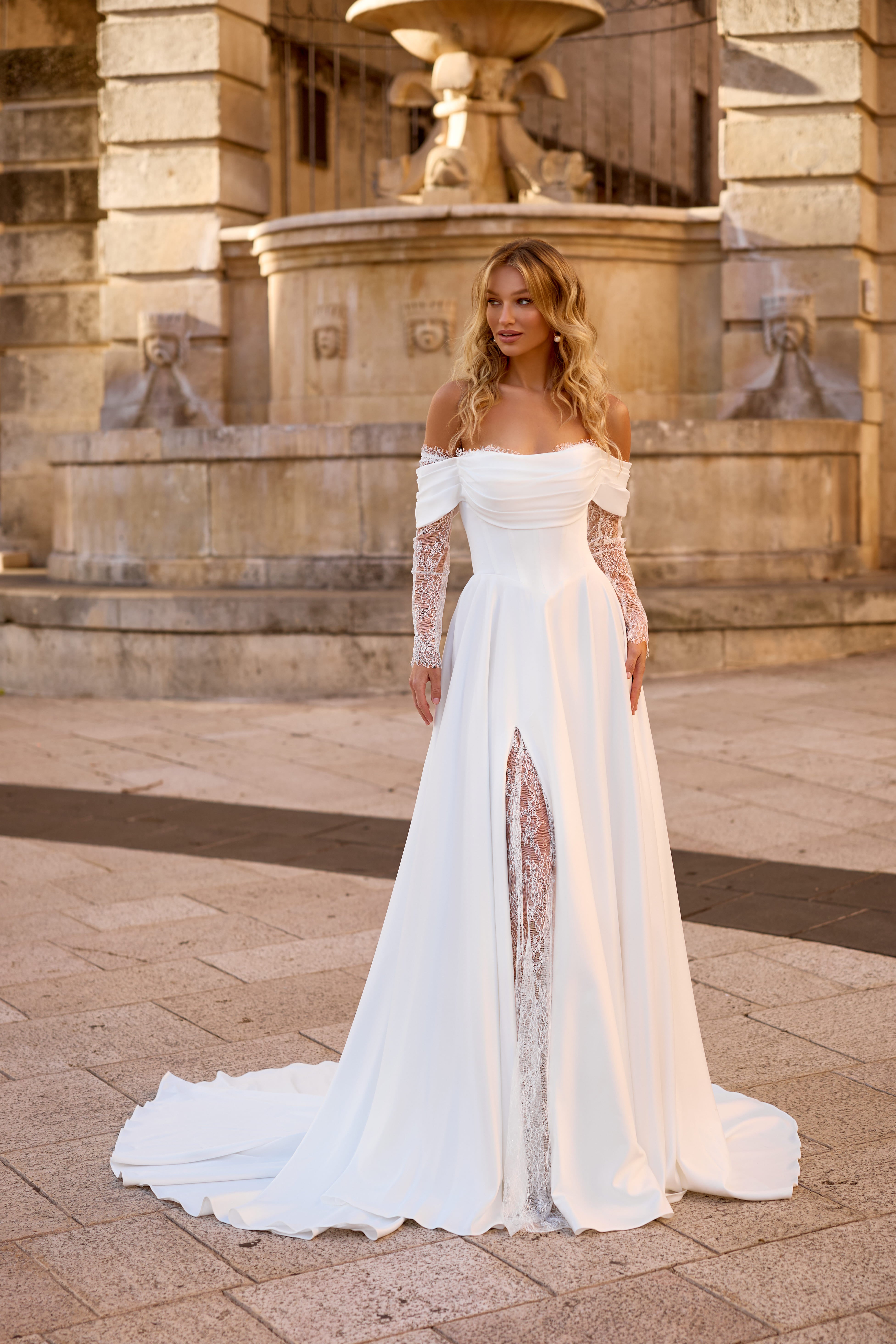 Robe de mariée 1751 – Robe fluide fendue avec épaules dénudées et dentelle