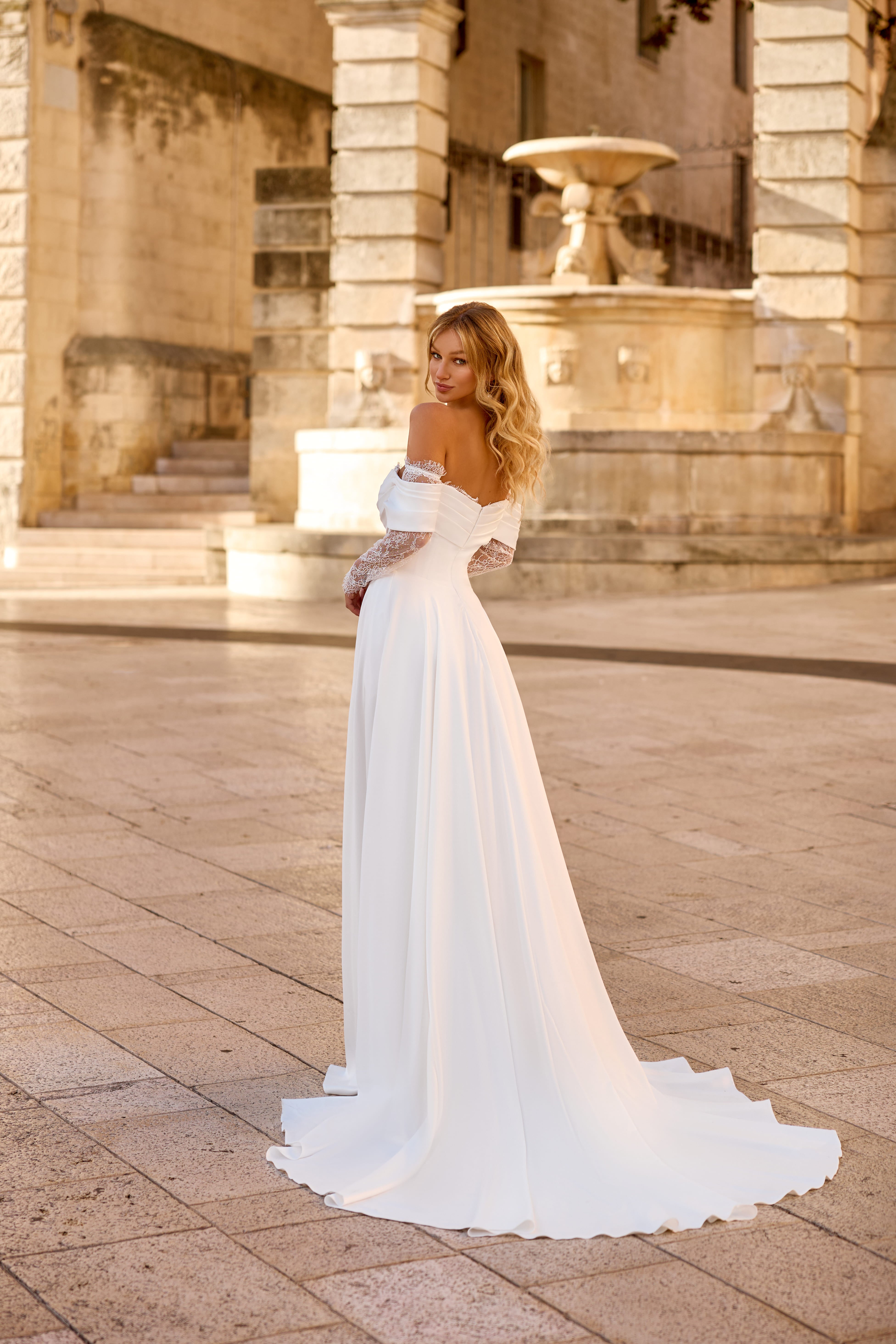 Robe de mariée 1751 – Robe fluide fendue avec épaules dénudées et dentelle