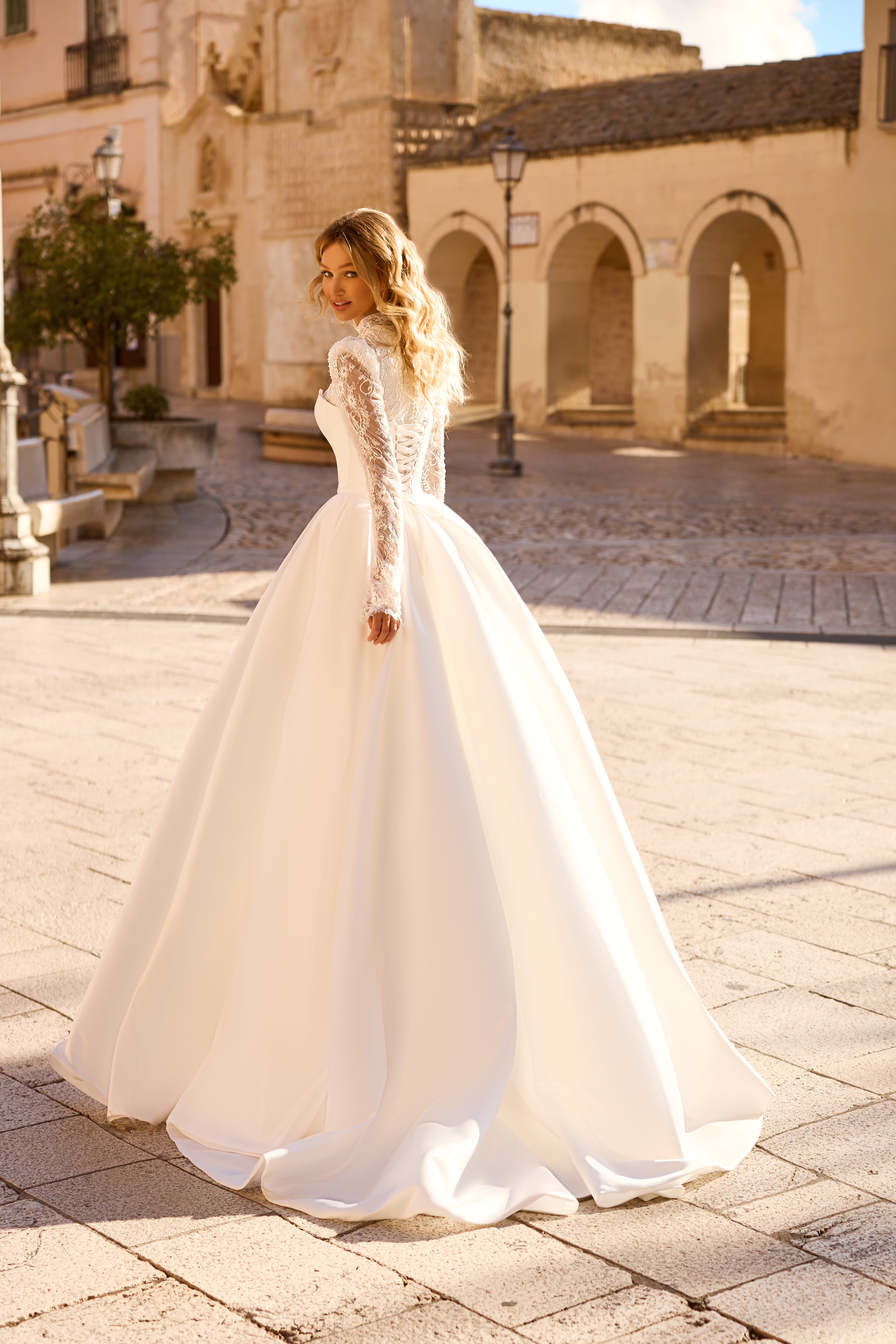 Hochzeitskleid 1752 – 2-in-1-Kleid mit abnehmbarem Korsett und Überrock